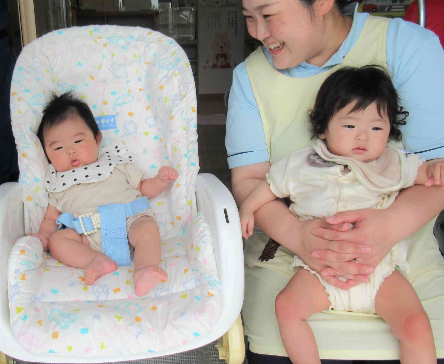楽しそうな声につられて、ひよこ組(0歳児)も見学です☆