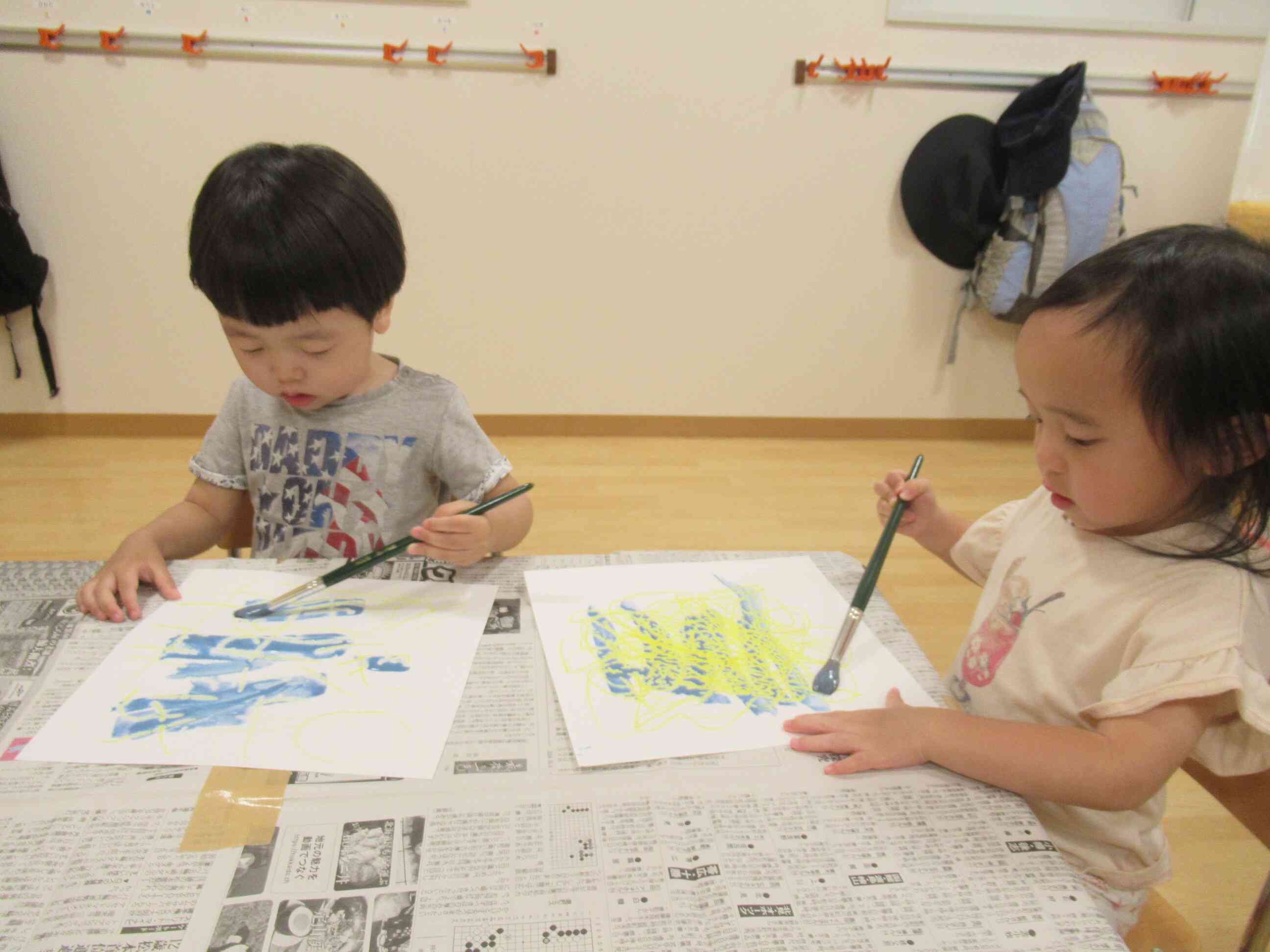 うさぎ(2歳児)組は「はじき絵」を楽しみながら…