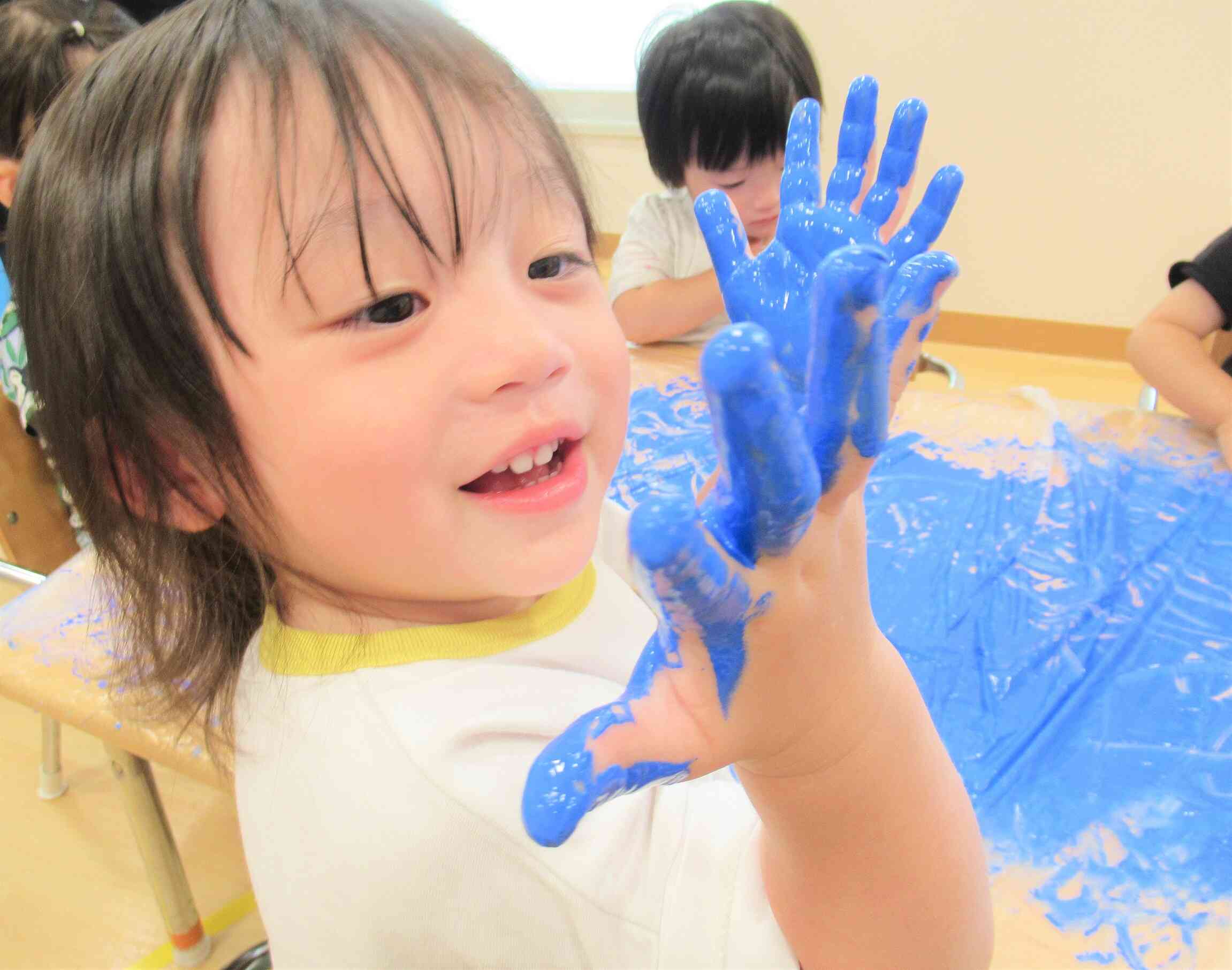 あひる(1歳児)組は絵の具を使ってダイナミックに！