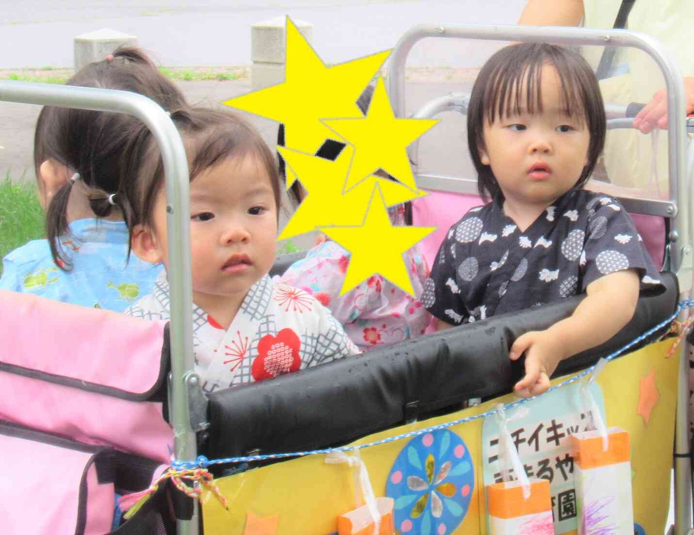 かわいらしいお神輿散歩車に乗ったあひる(1歳児)組のみんな♪