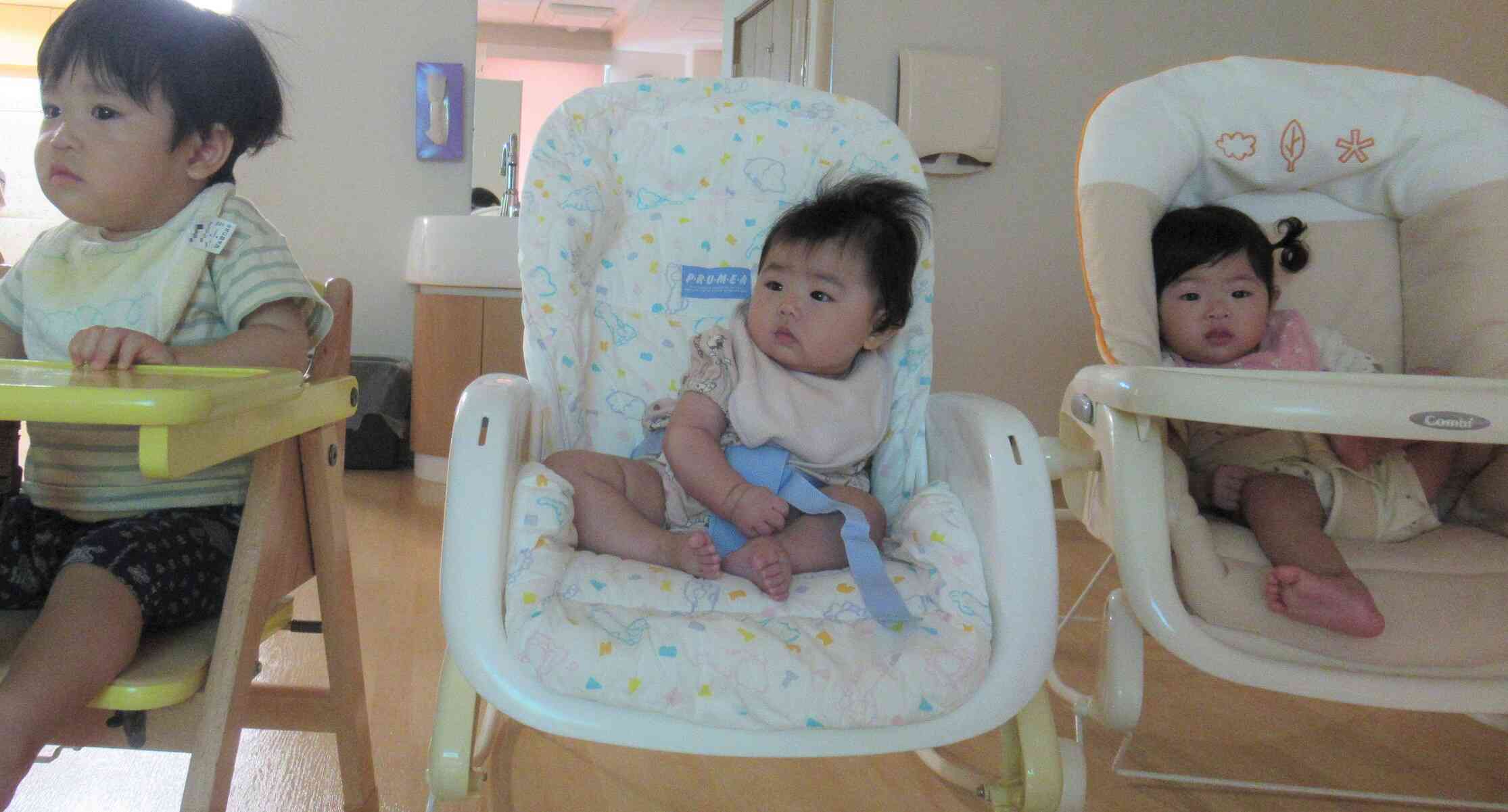 ひよこ組(0歳児)のみんなも「あ～」「う～」と声をあげて参加です♪