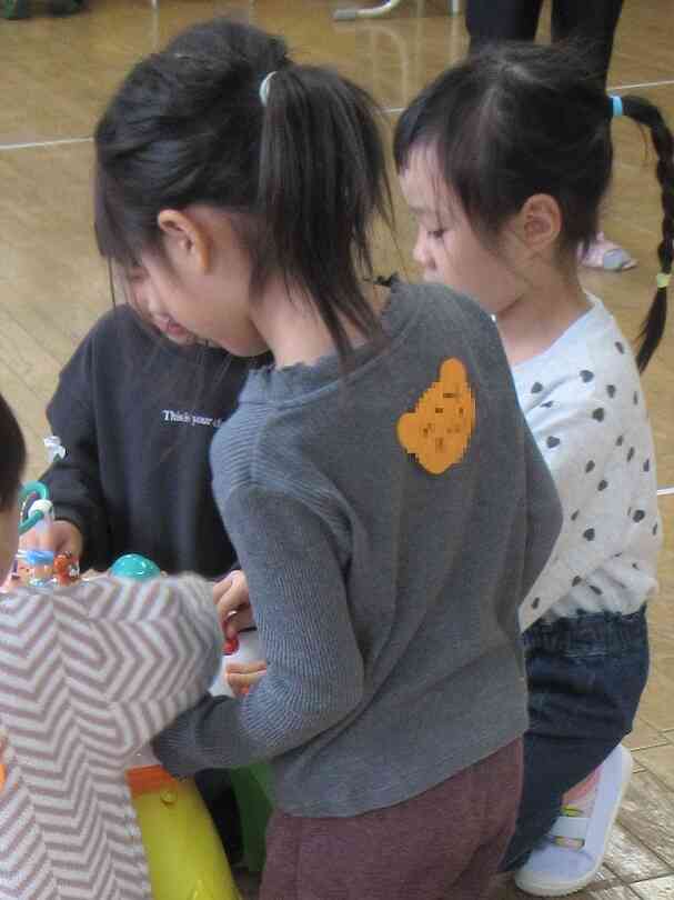 地域の小さいお友だちと一緒に遊んでいます