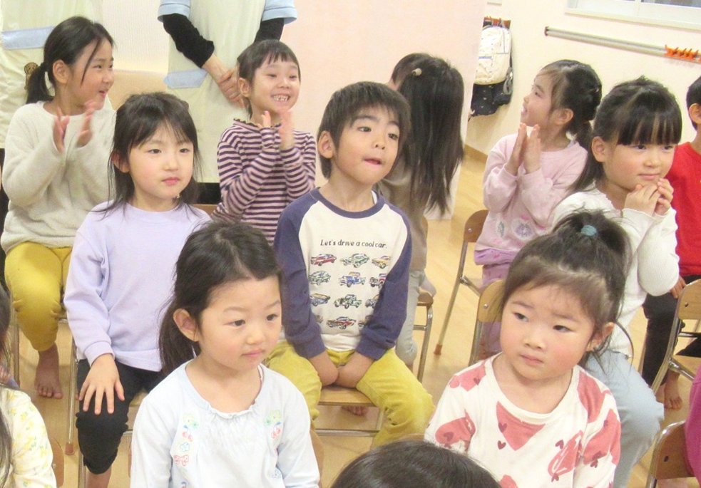 手品を見て大盛り上がりの子どもたち♡