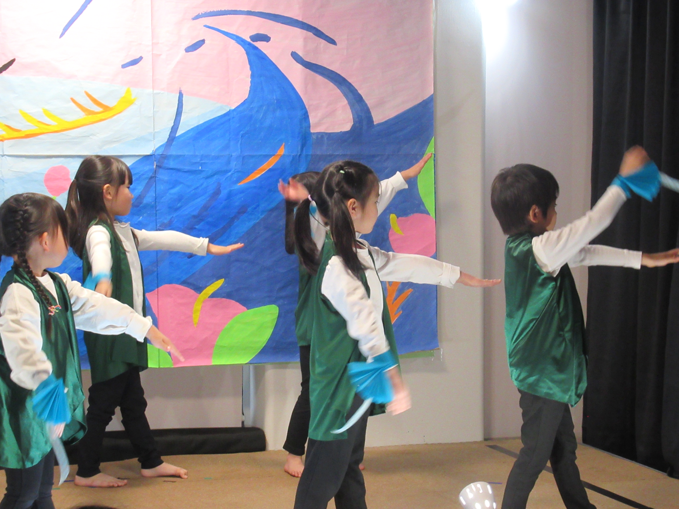 ぱんだ(4歳児)組　遊戯「ツバメ」