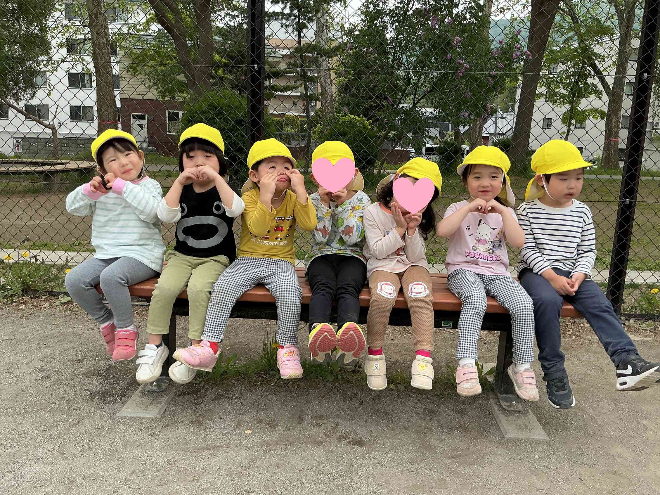 おまけ♡リレーを見学しているりす組(3歳児)!今年初めての運動会です☆