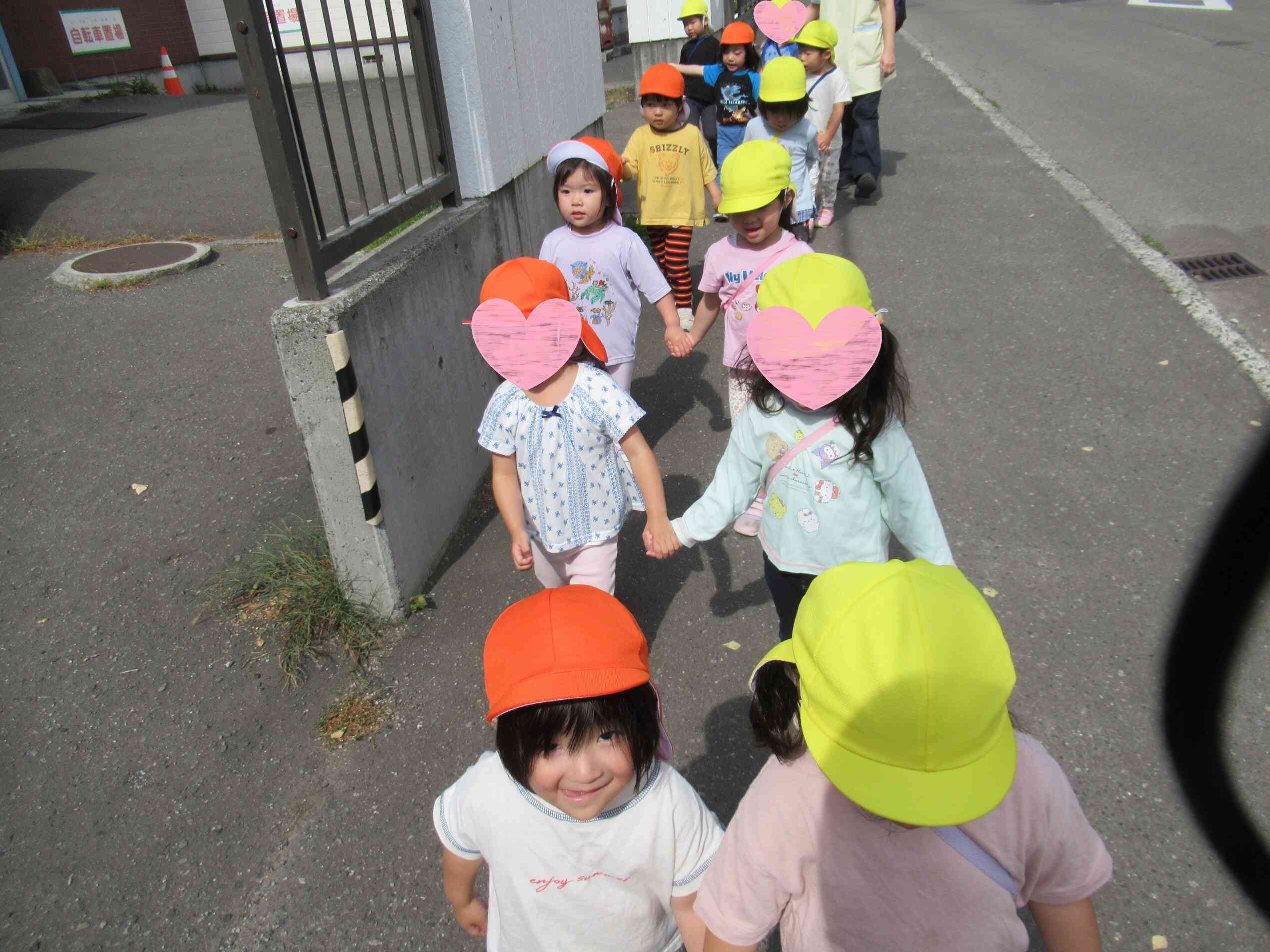 手をつないで歩くのも頑張っています