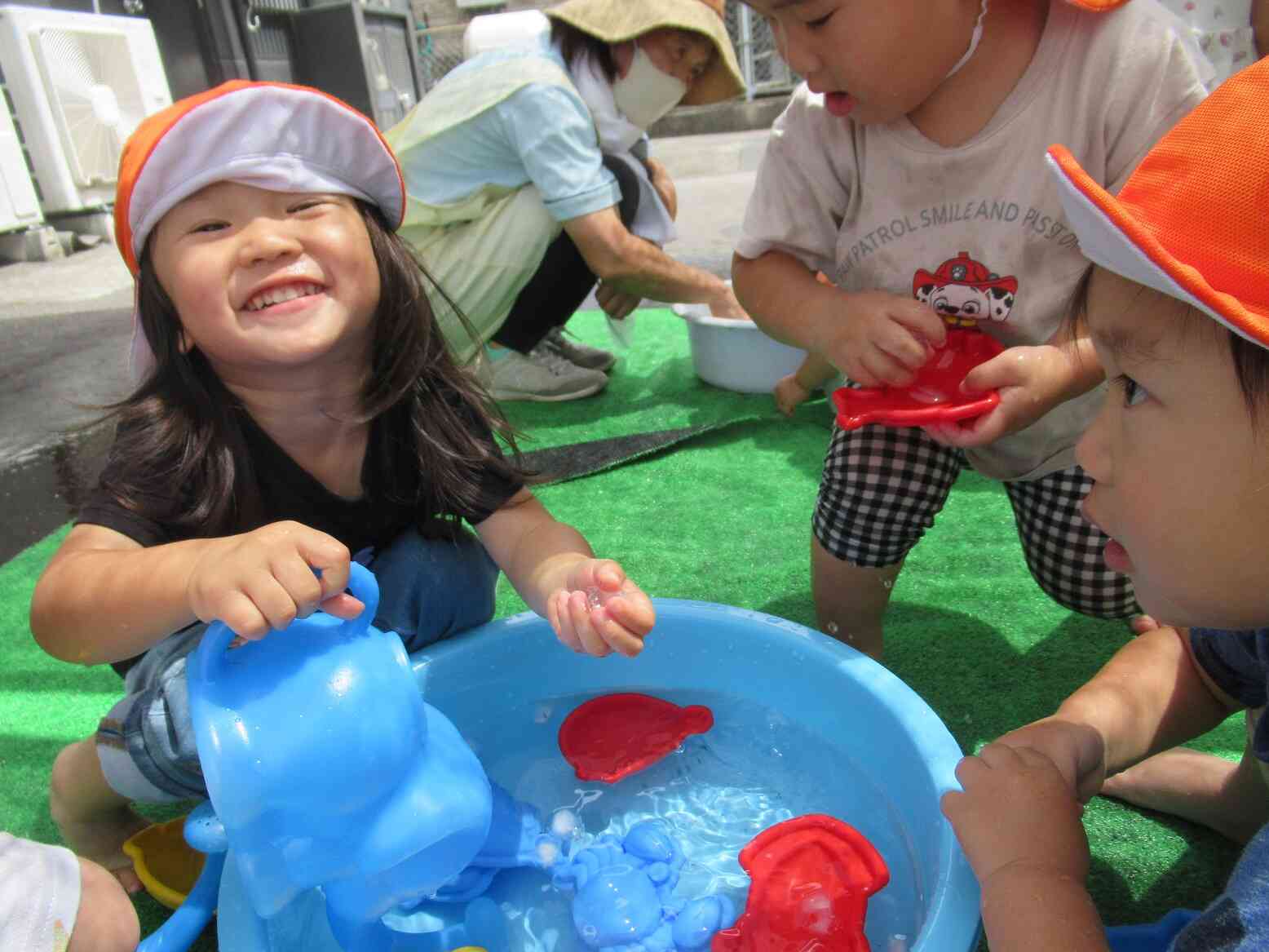 水あそび☆（１．２歳児）