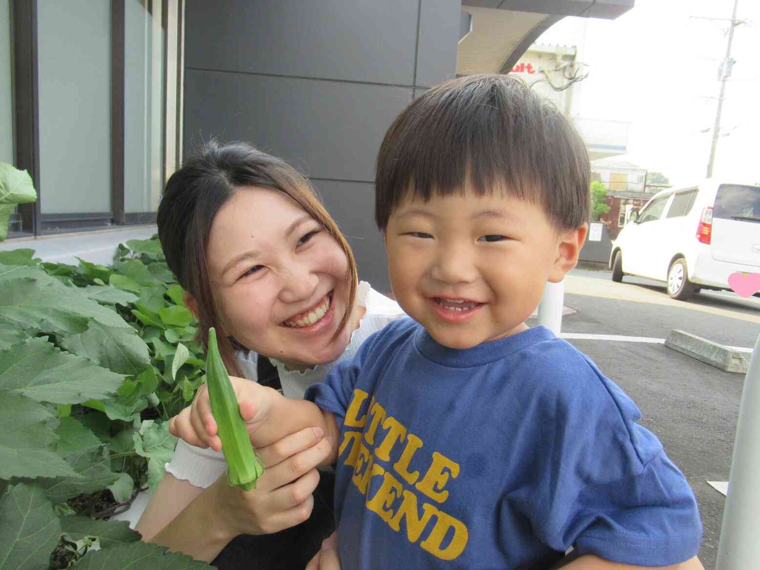 ママと一緒に大きなオクラGET！（１歳児）