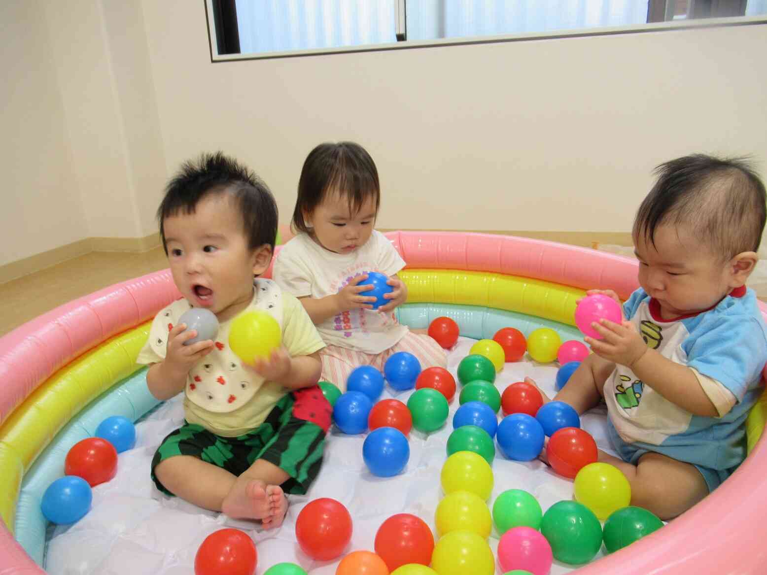 ボールに興味津々♬