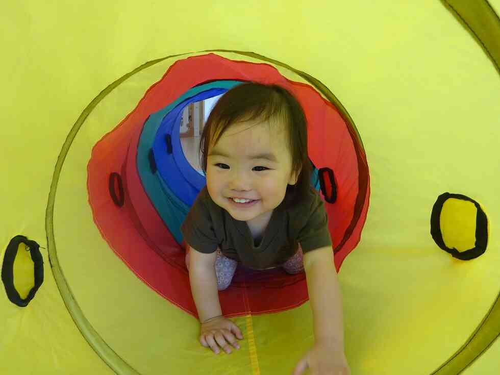トンネルくぐり大好き！（0歳児）