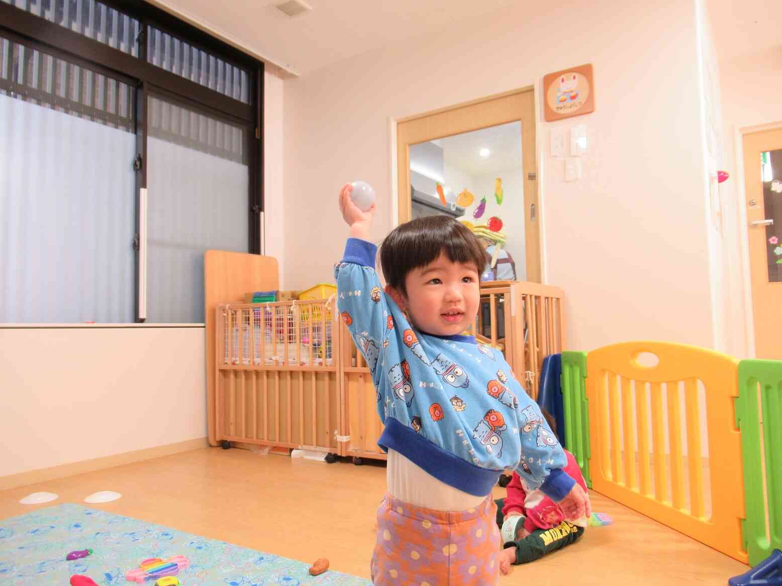 豆まきとっても上手！（0歳児）