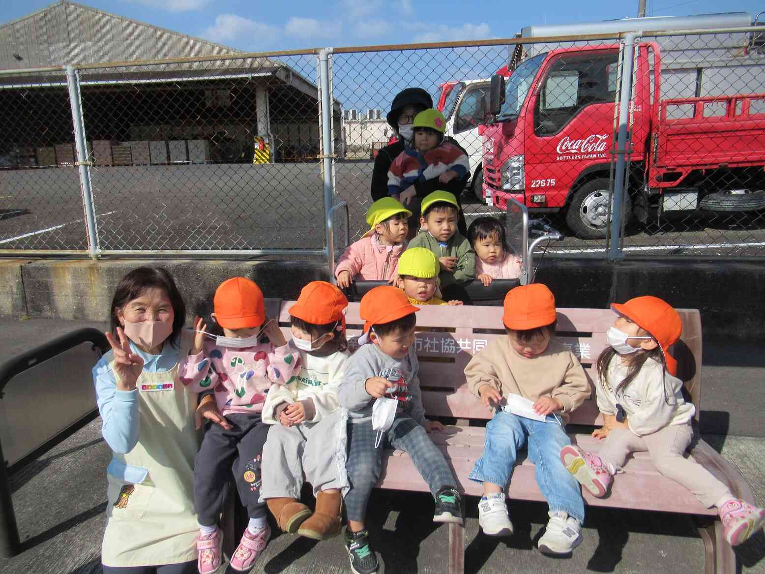 来年はあひる組さんもバスに乗ろうね♪