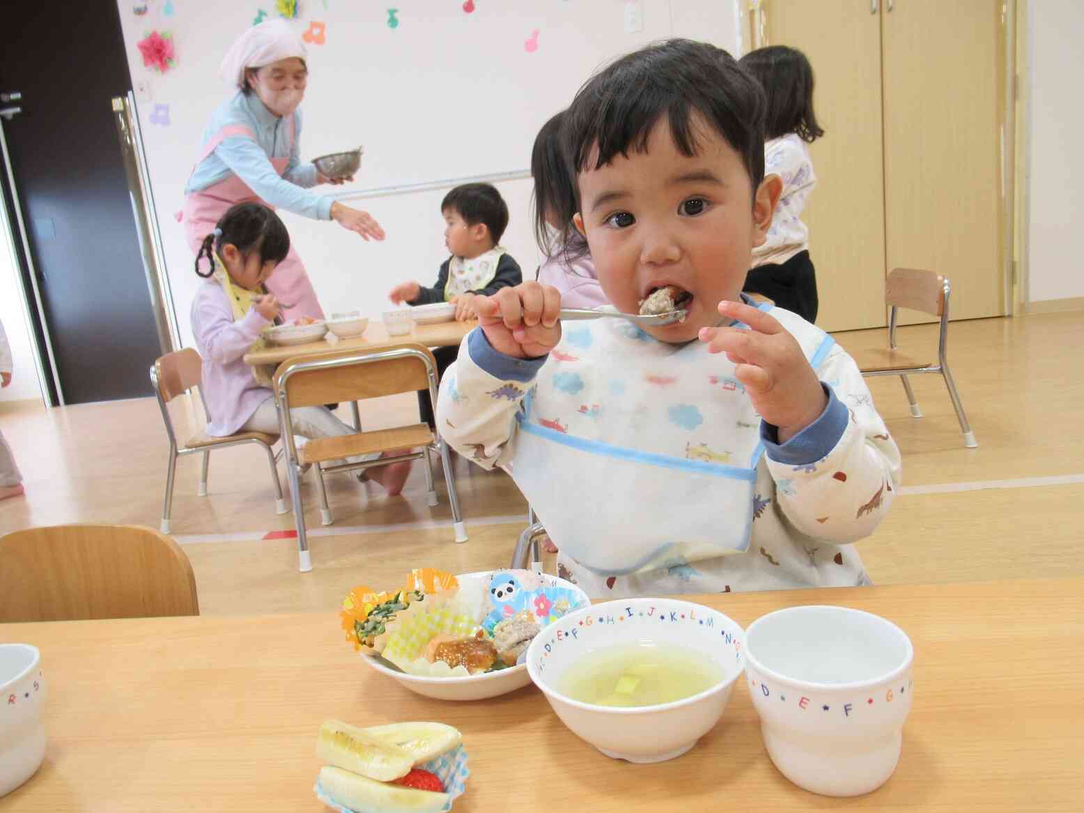 いただきまーす！（給食バイキング・1歳児）