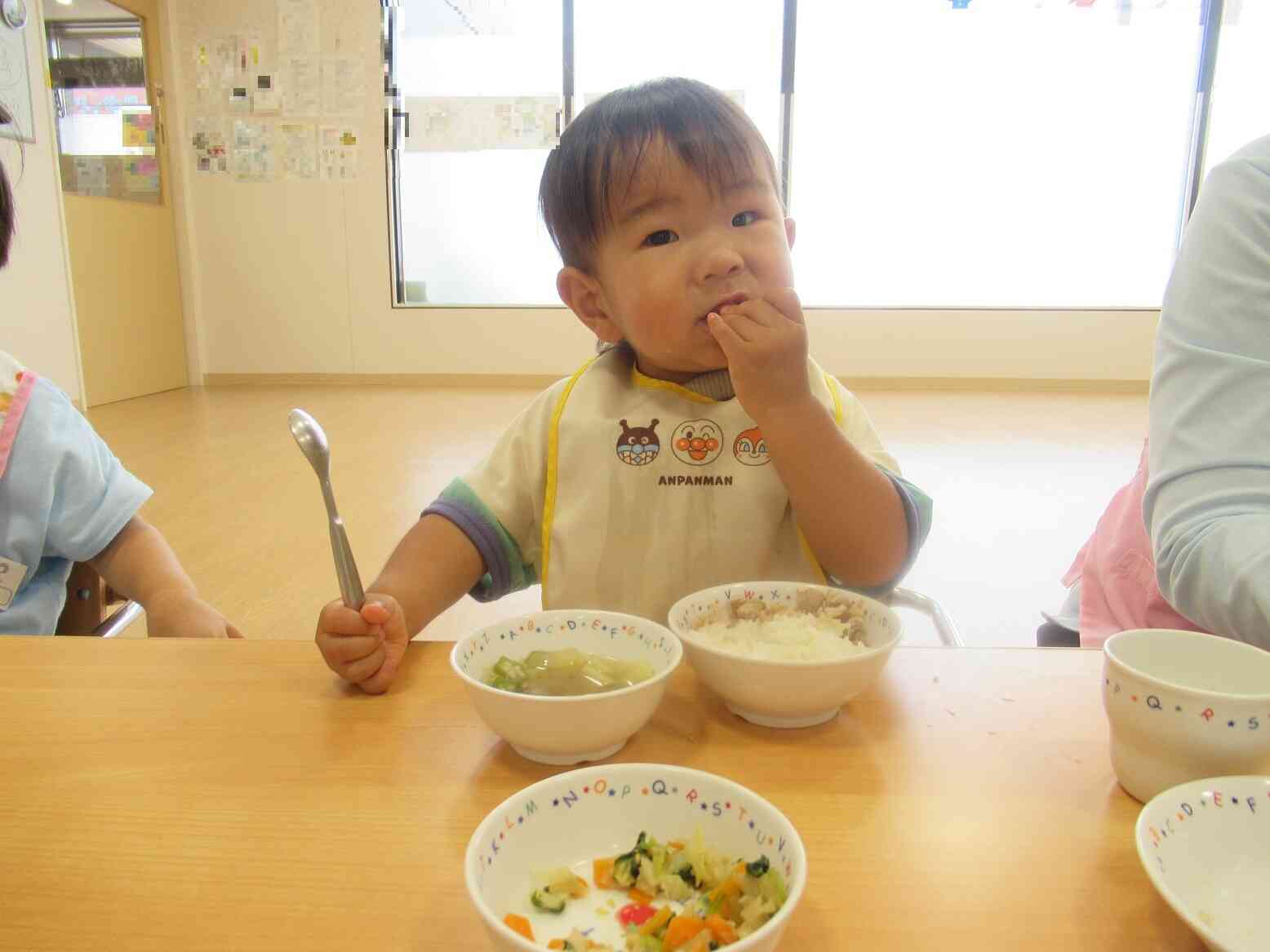 みんなで食べる給食おいしいね♪