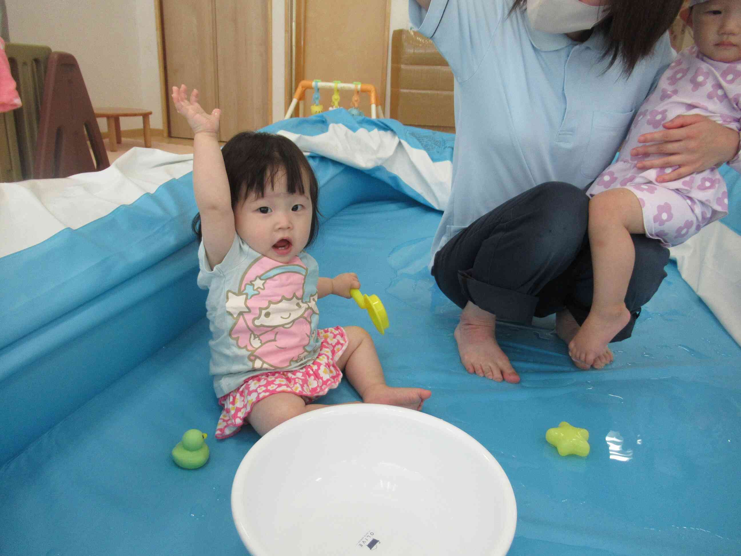水あそび（0歳児クラス）｜ニチイキッズ南横路保育園｜ニチイキッズ
