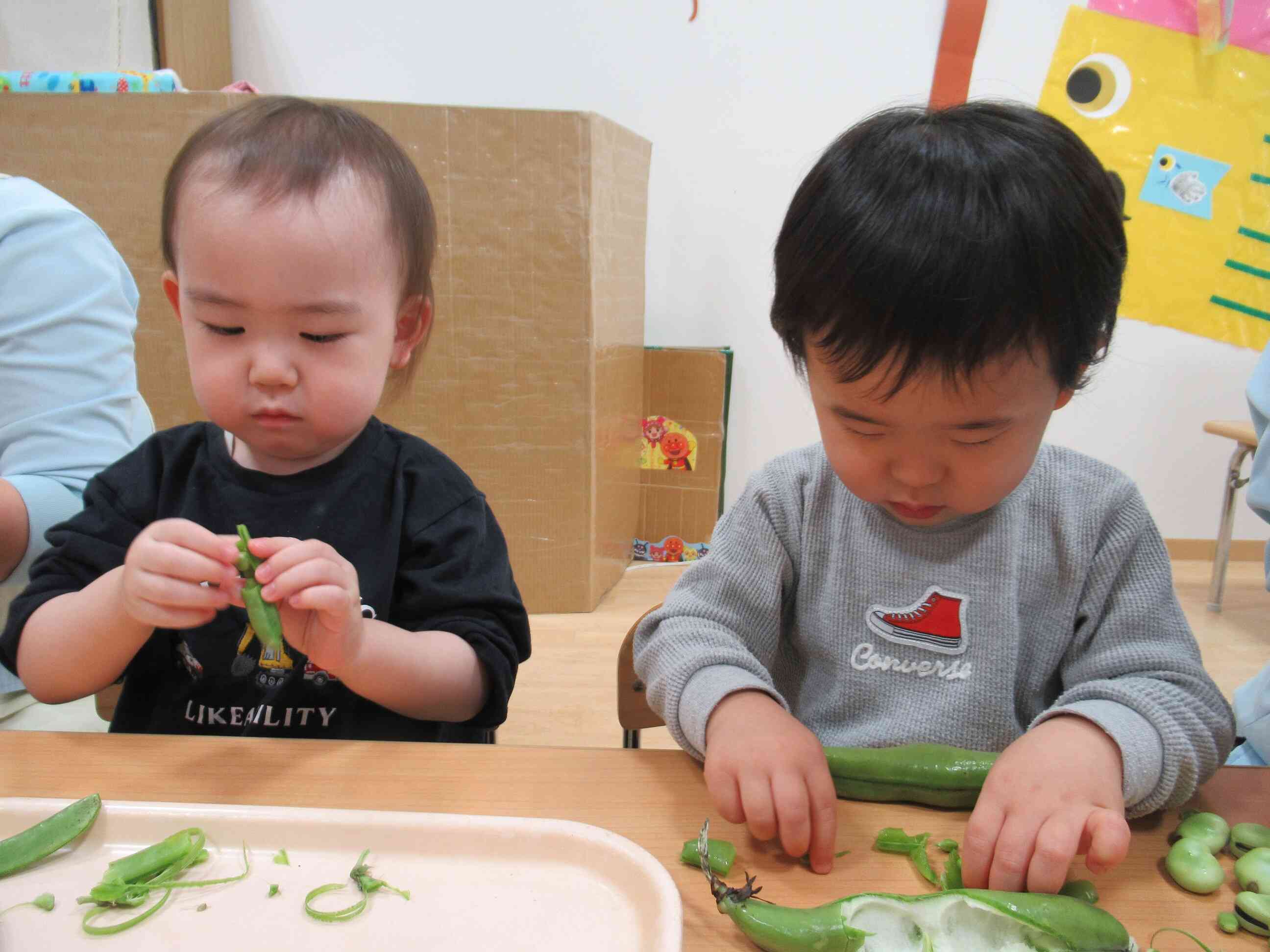 豆をむきます