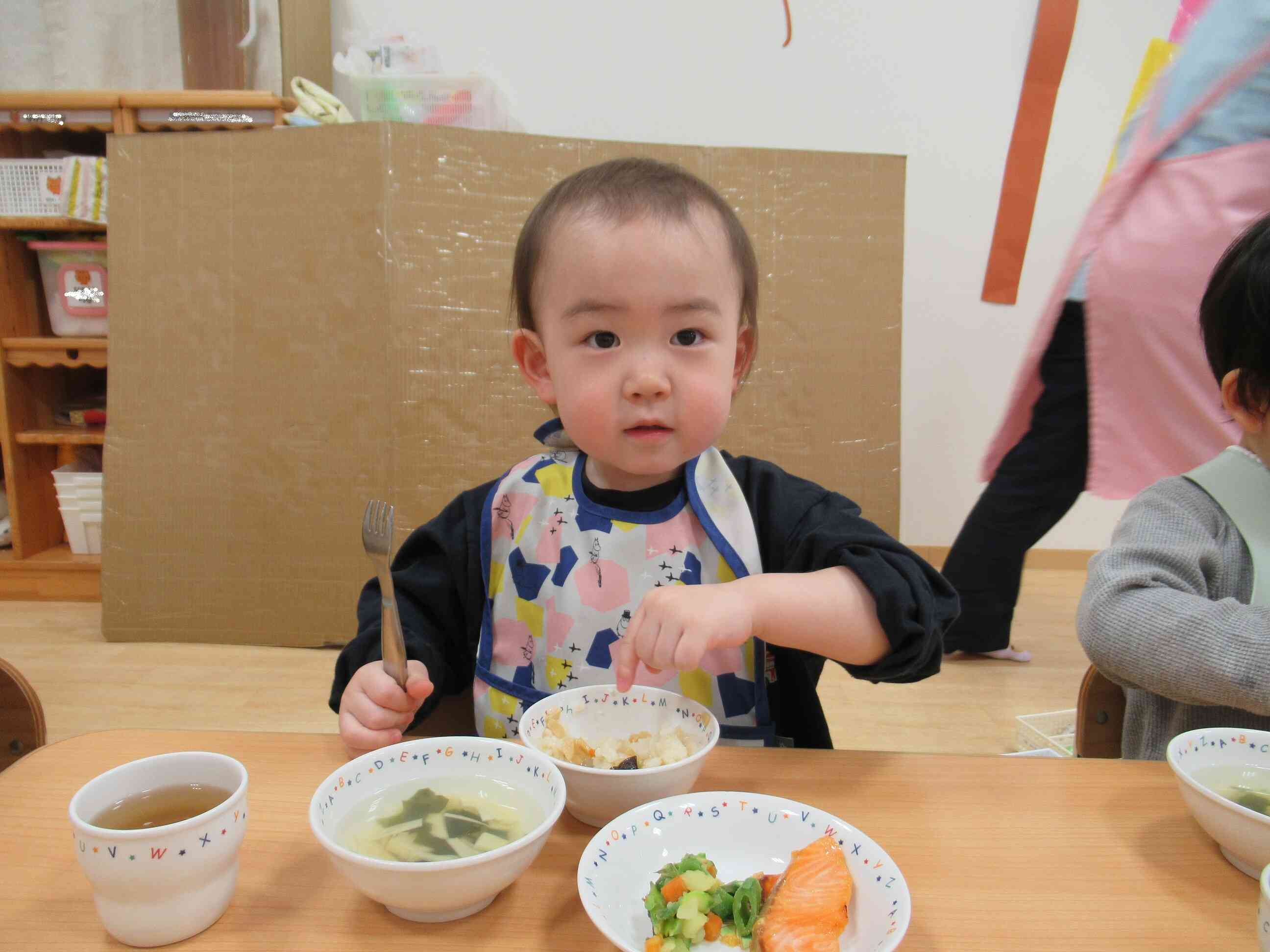 「タケノコがここに入っているよ」２歳児さんが教えてくれました。