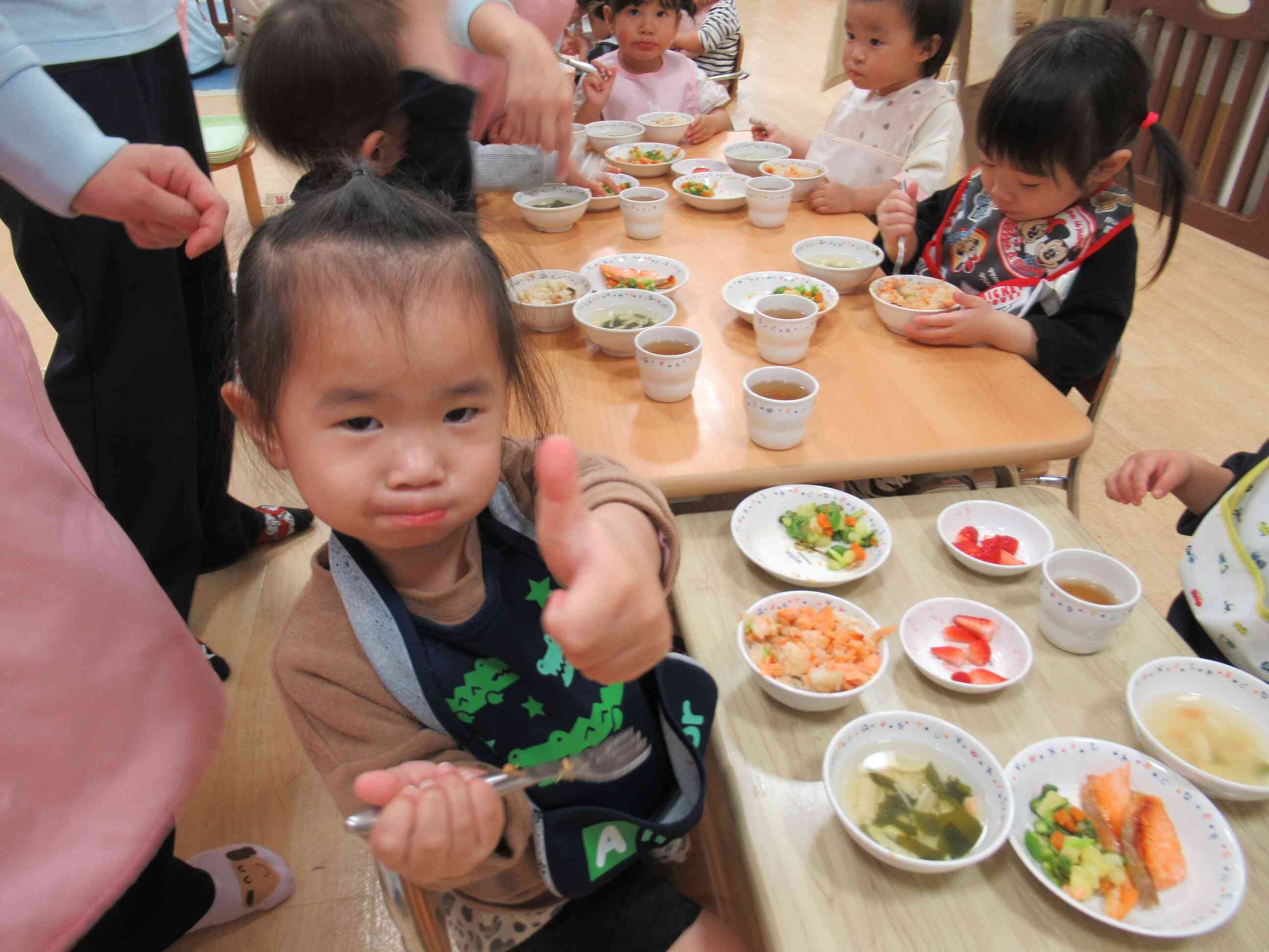 「美味しい？」と聞くと「good job」ポーズで答えてくれました。