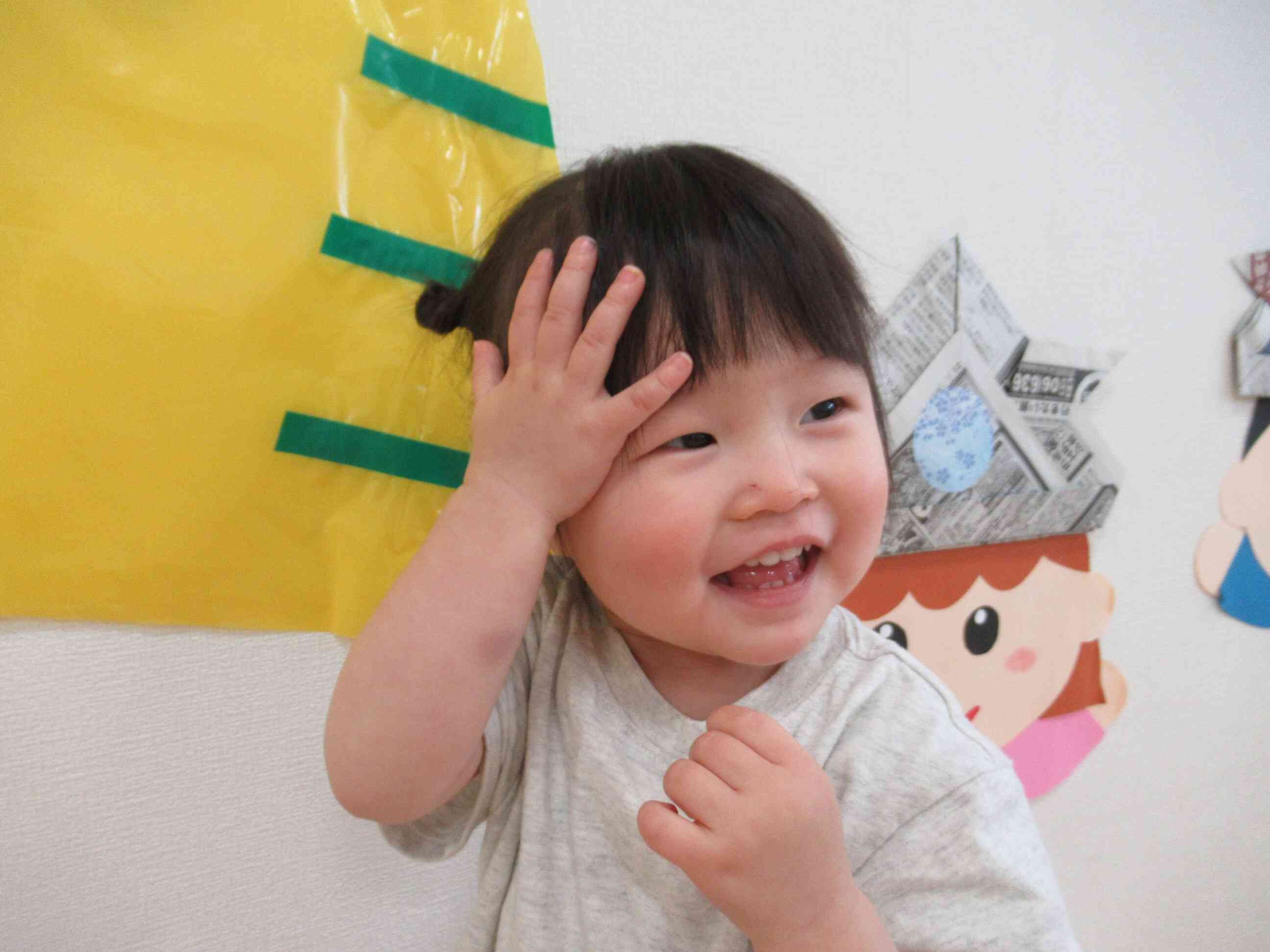 １歳児クラスのお友達です。可愛いポーズをお願いしたら、こんなに可愛くポーズを取ってくれました。