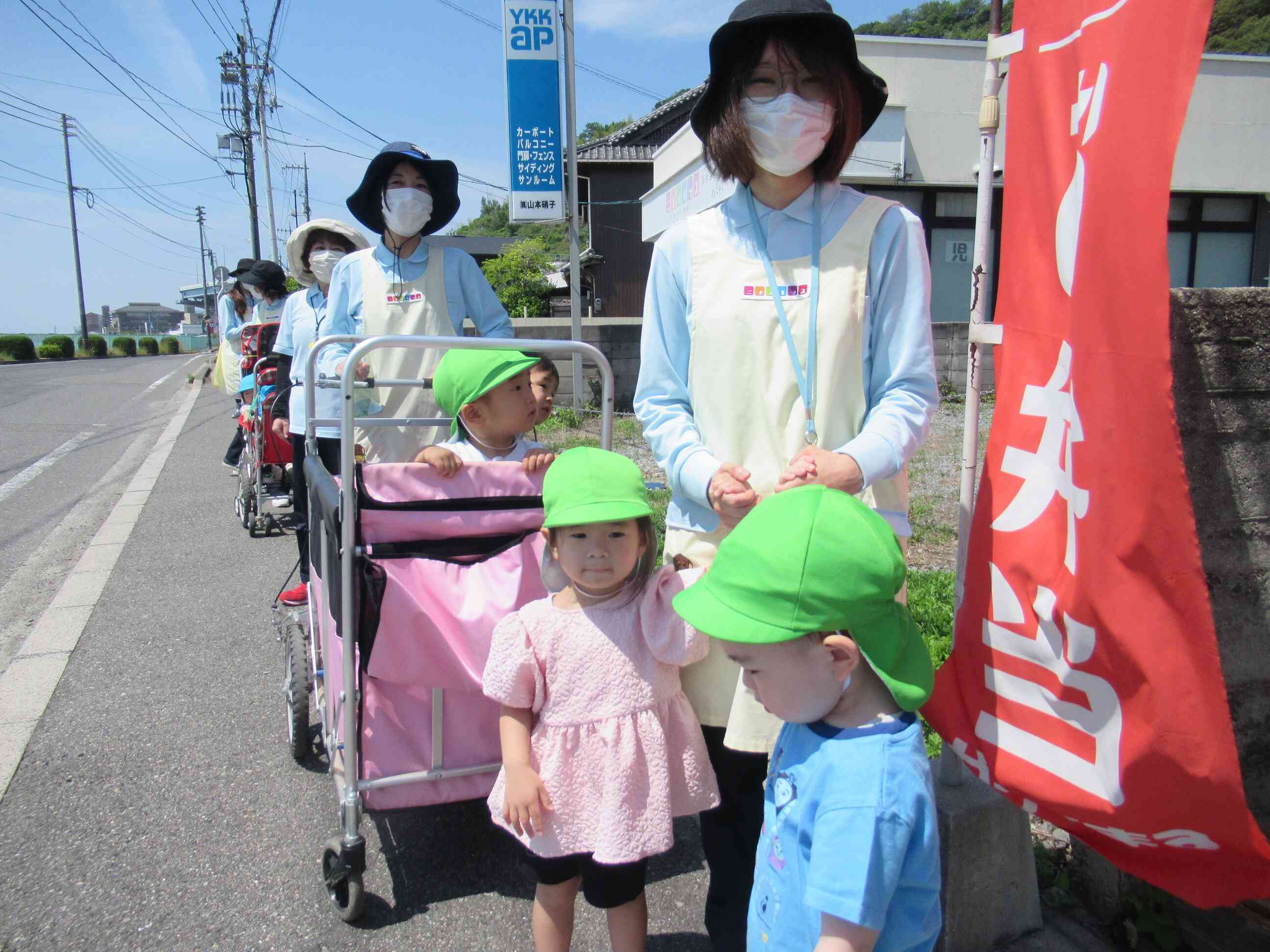 お天気がいい日には、皆でお散歩に出かけます。