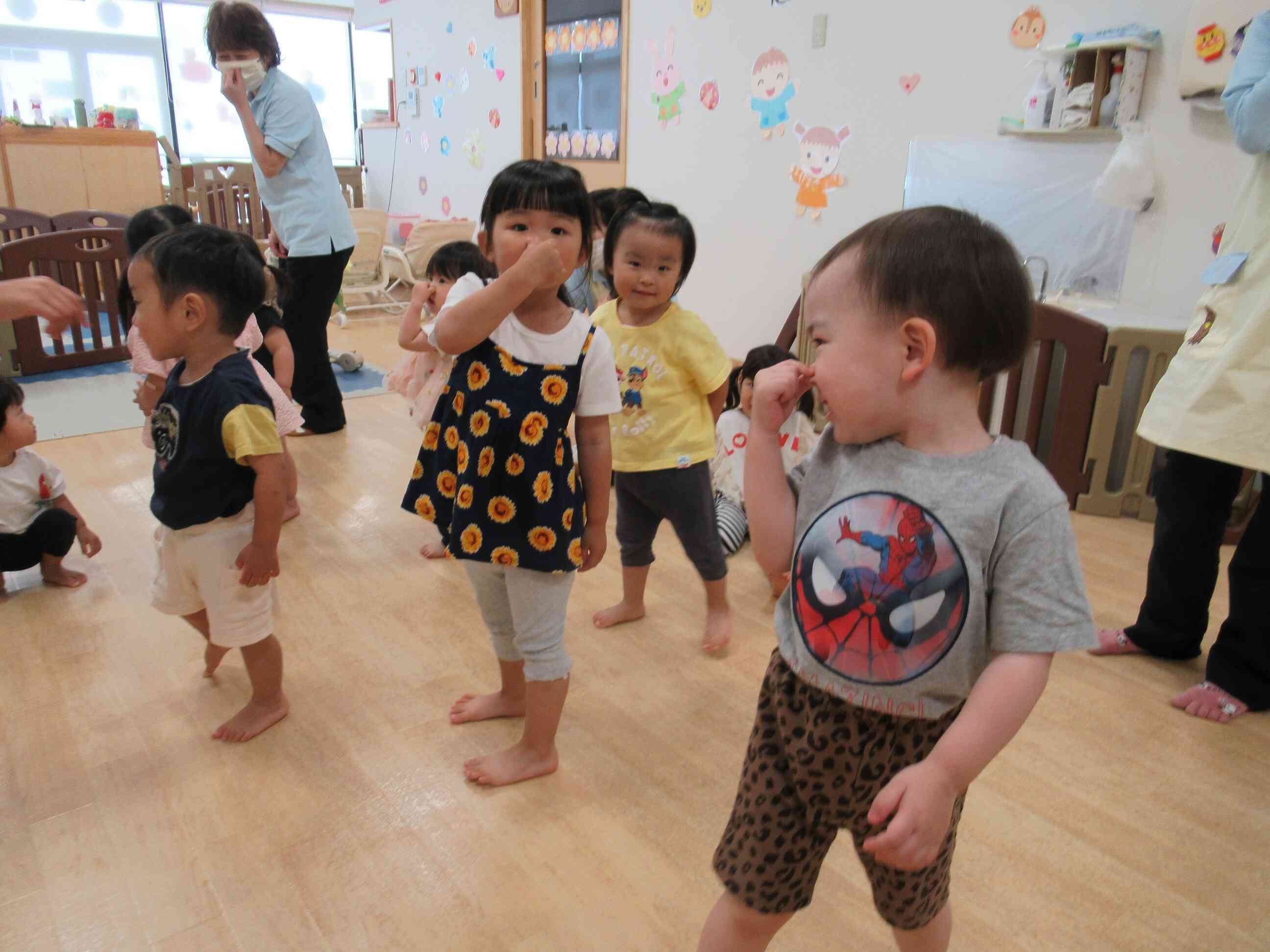 「だるまさんが・・・プッ」だるまさんが、おならをしたので、鼻を押さえています。