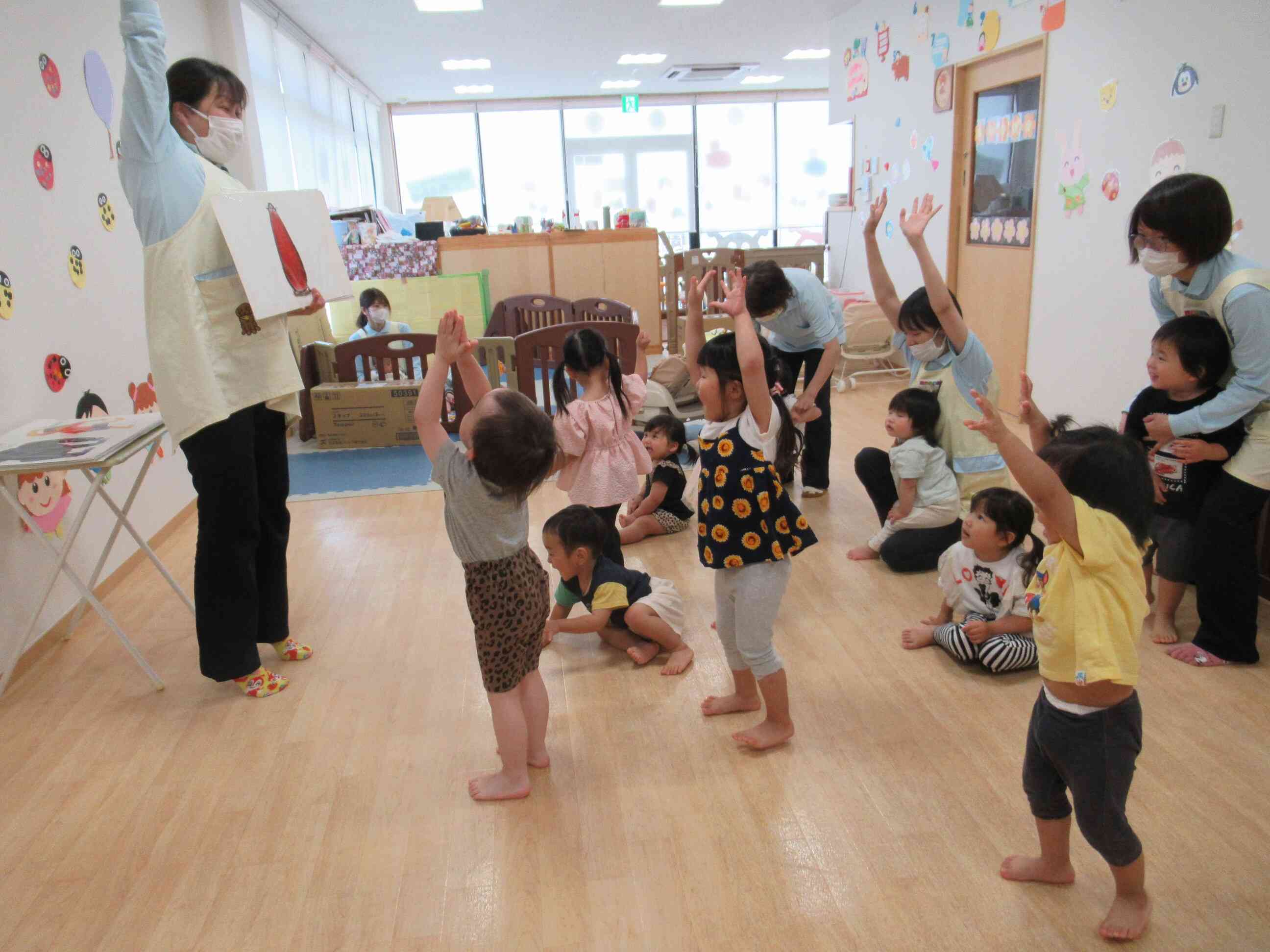 「だるまさんがビローン！」全身を伸ばし、表現します。今日も絵本で楽しい時間を過ごしました。