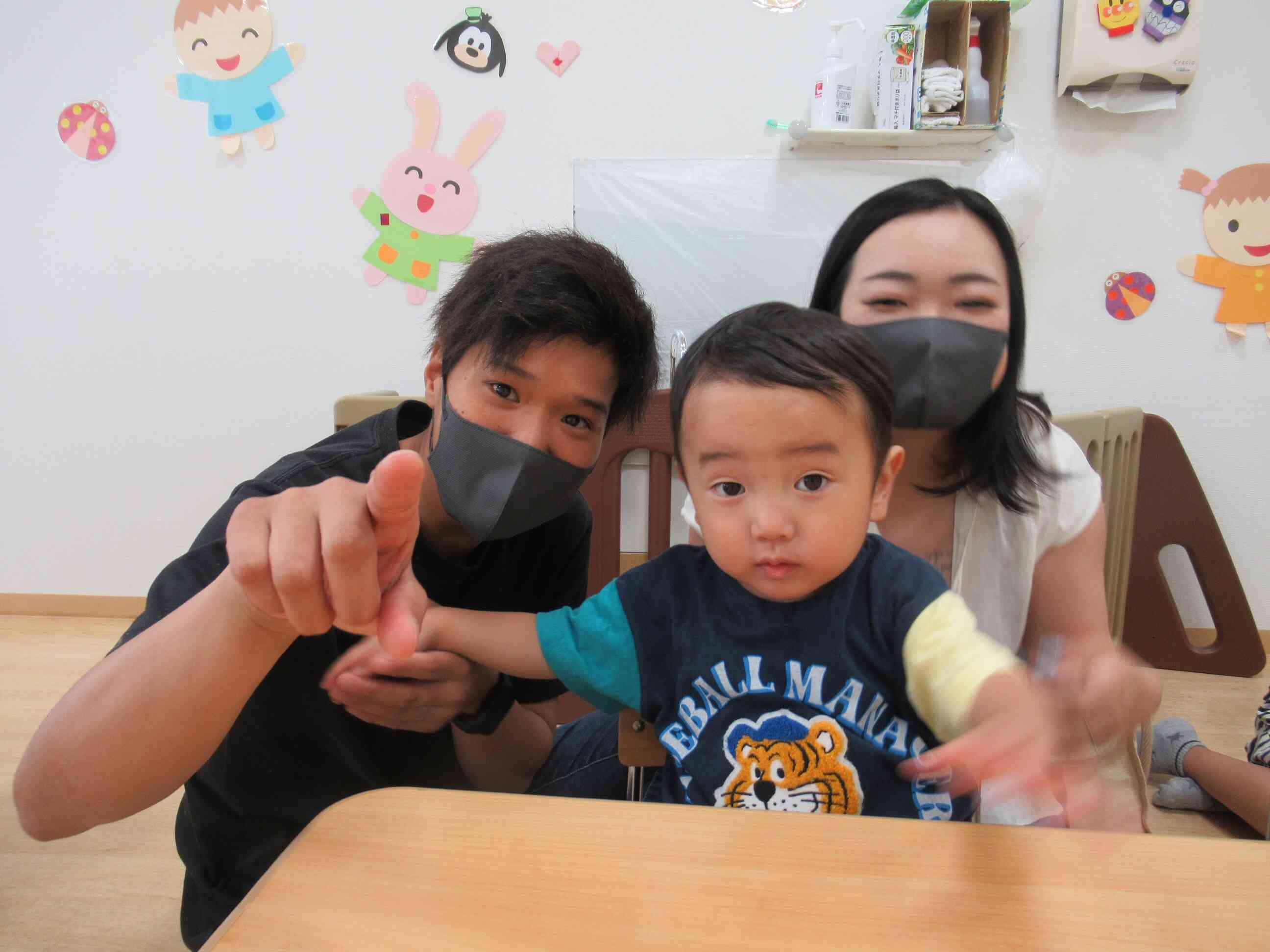 僕もパパ・ママと記念撮影です。０歳児のご兄弟も通っています。