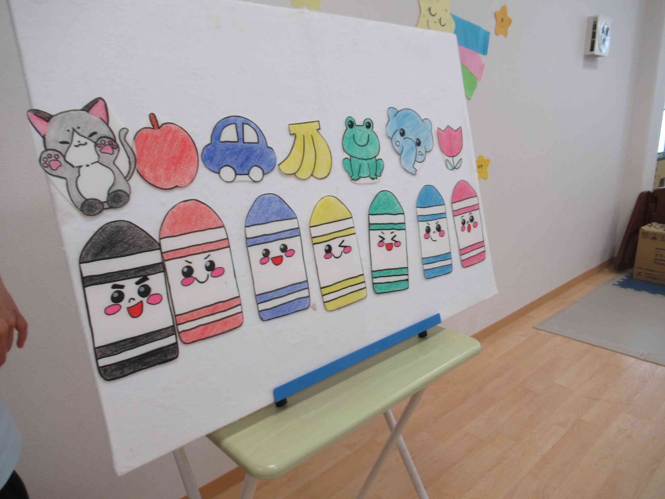 勢ぞろいしました。黒は「猫」赤は「りんご」など色んな物がありますね。みんな分かったかな？