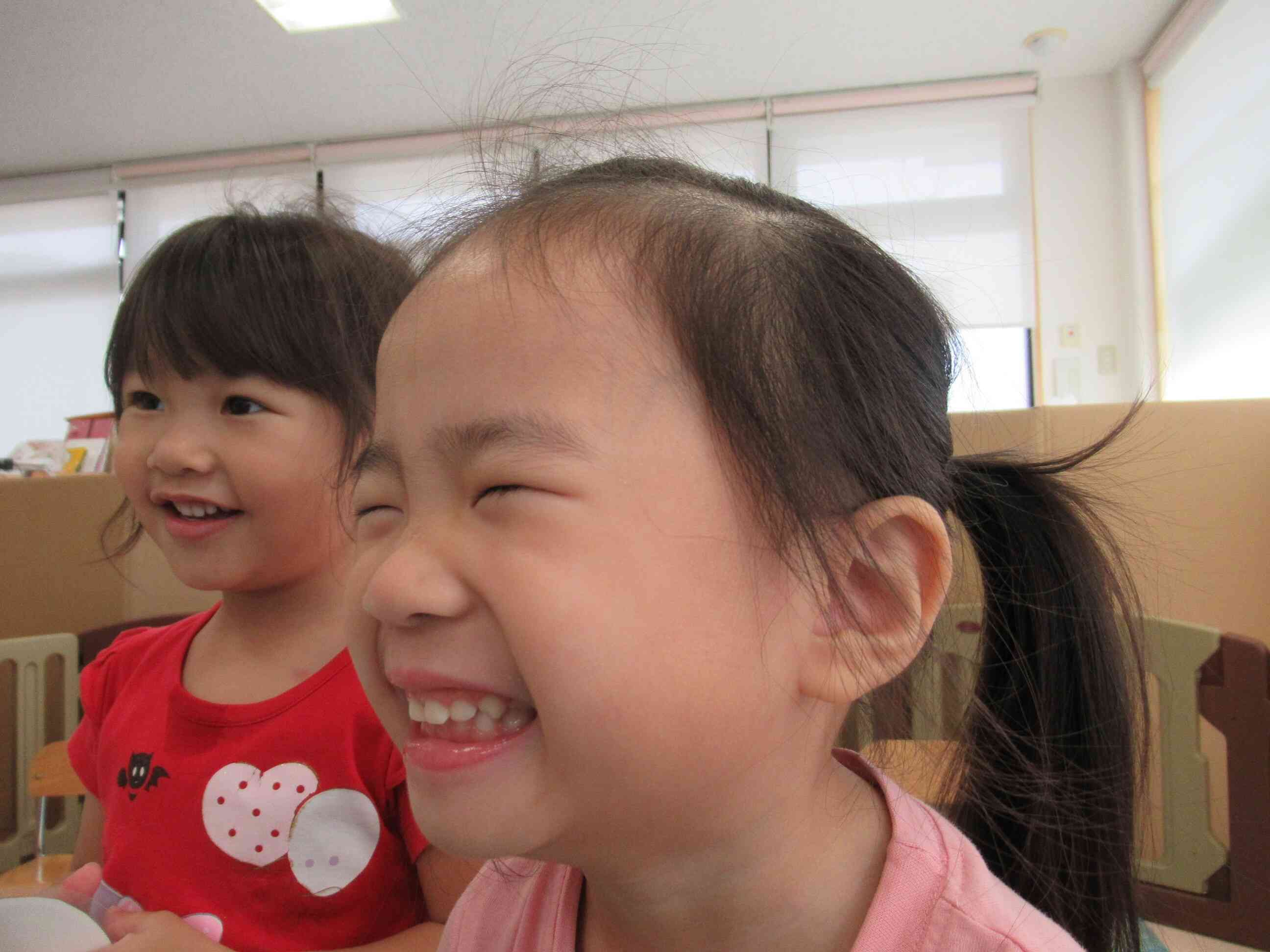 2歳児クラスのお友達です。月に2回ある英語レッスンでの、笑顔です。楽しかったね。