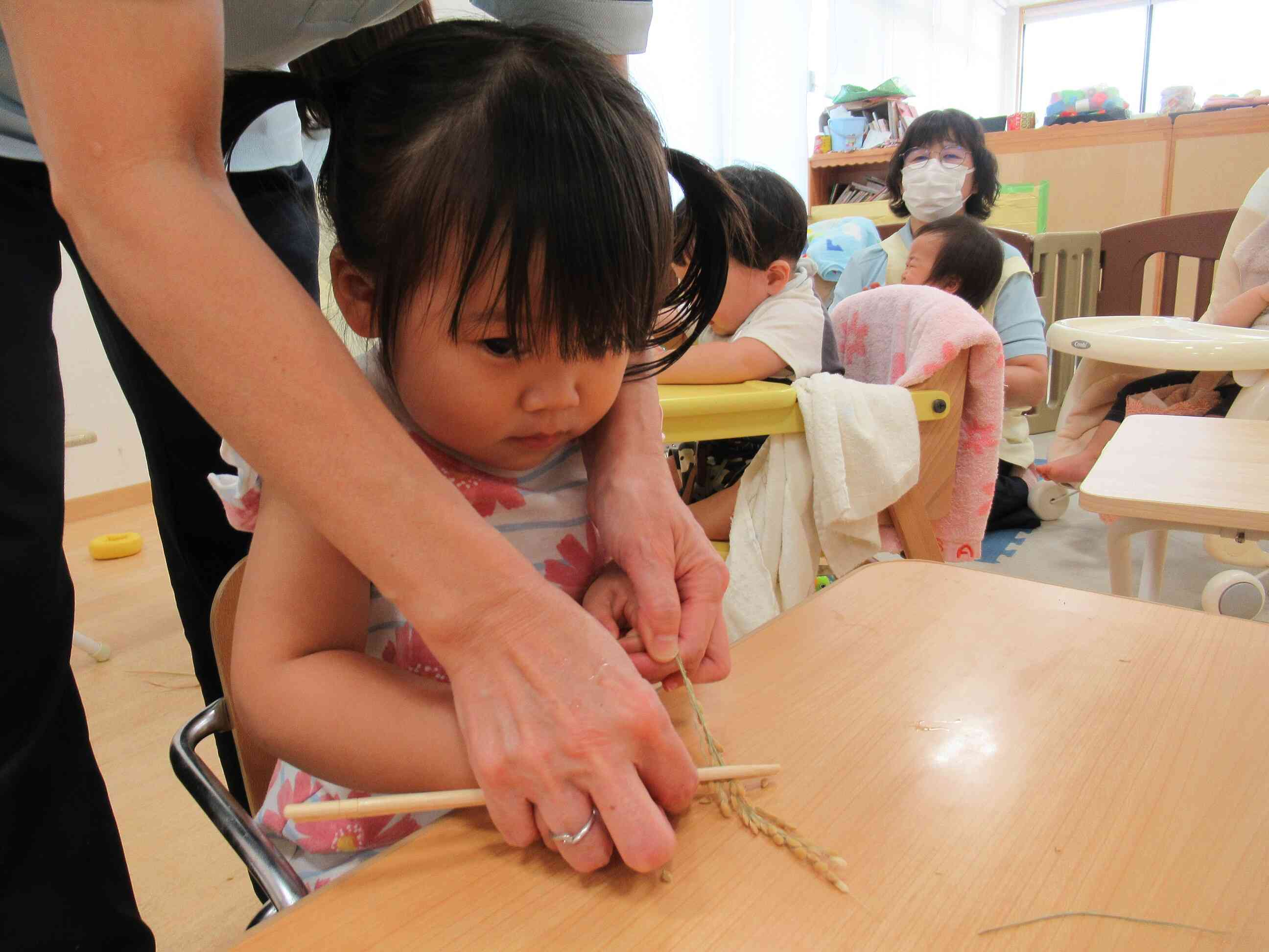 1歳児クラスのお友達は、先生に手伝ってもらい、上手に出来ました。