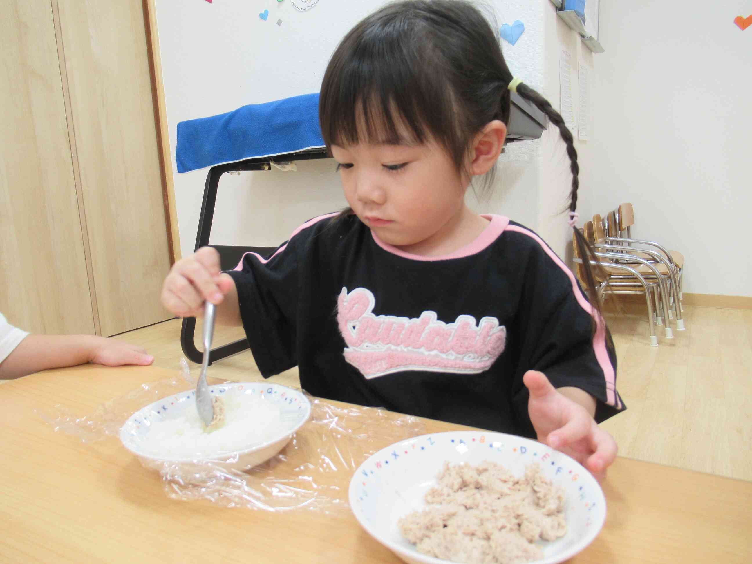 2歳児クラスのお友達は、シーチキンを具材に入れました。