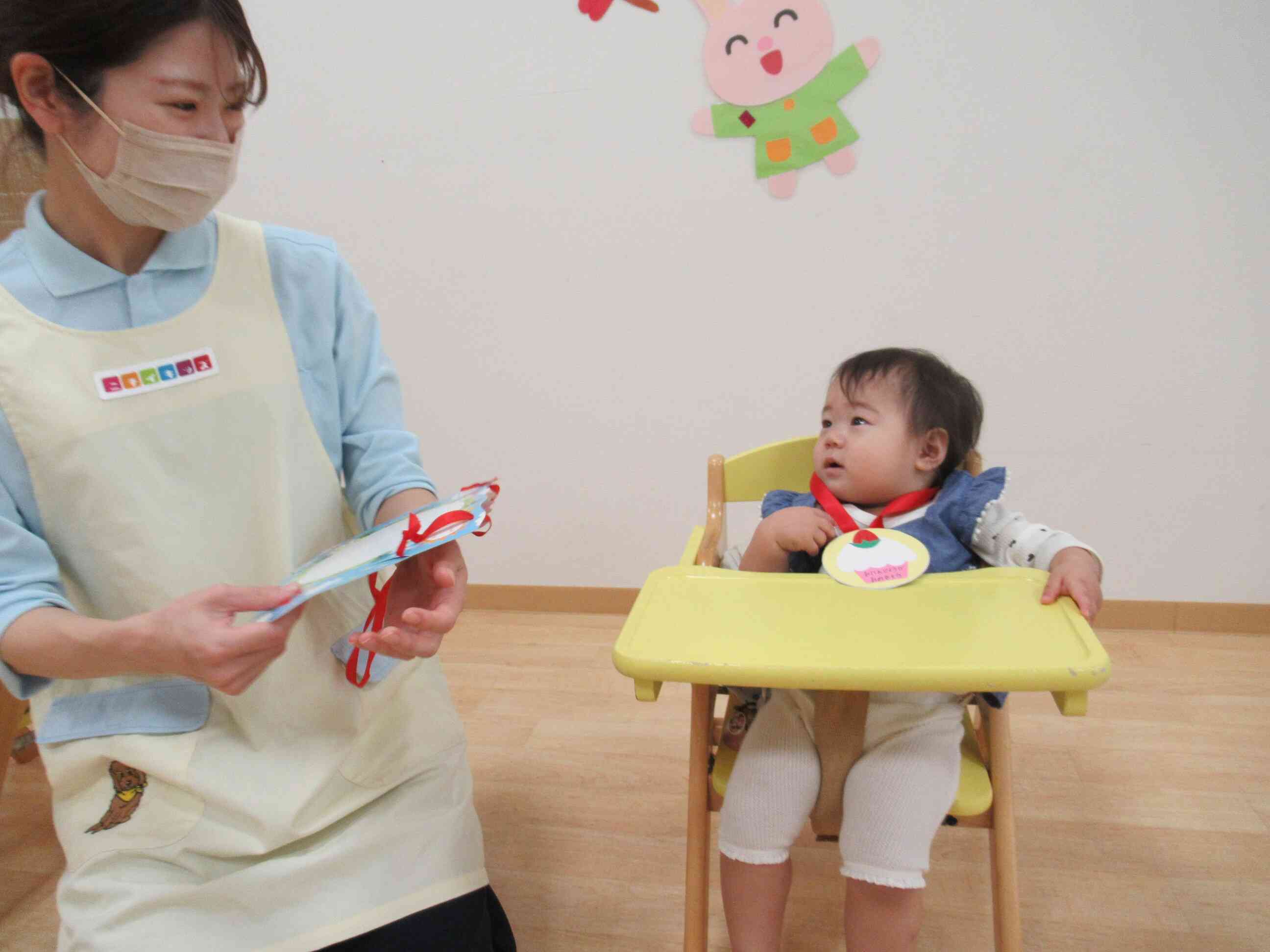 先生にカードを読んでもらいます