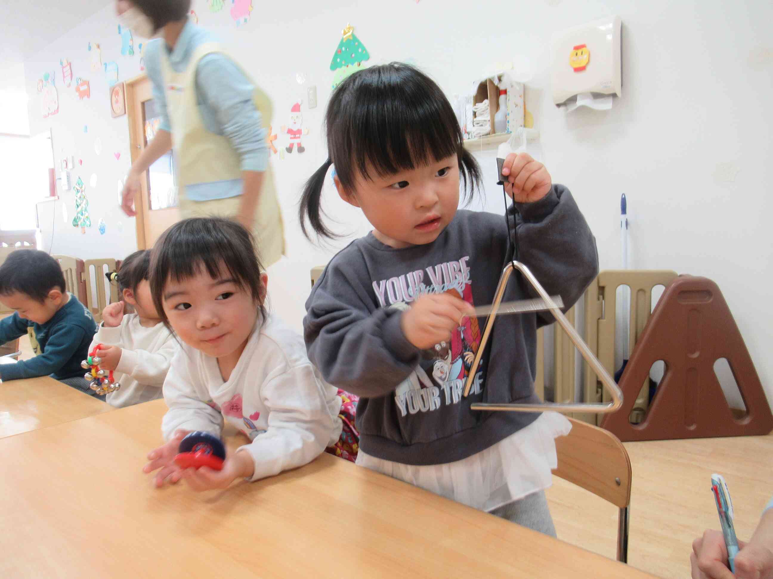 サンタさんに聞こえるかな？クリスマスに向けて楽器を練習中です。