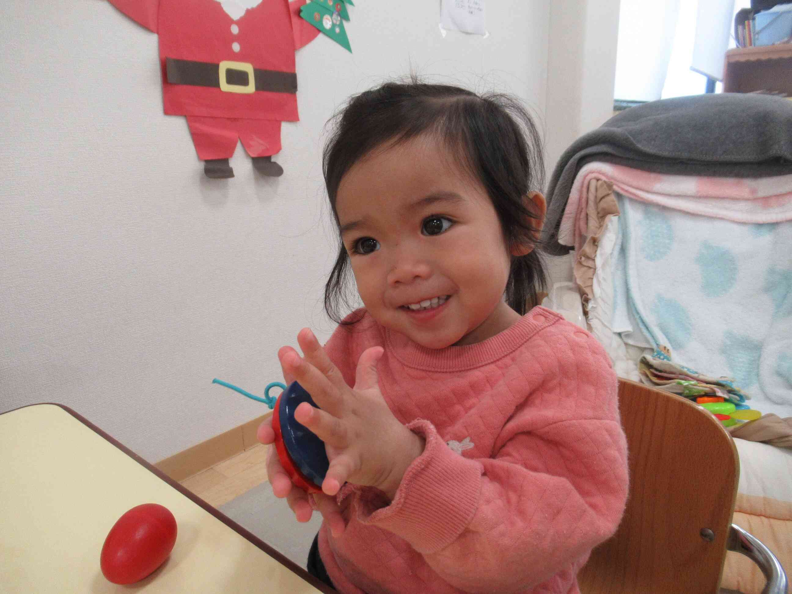 ０歳児クラスのお友達も、楽しそうに演奏をしていました。