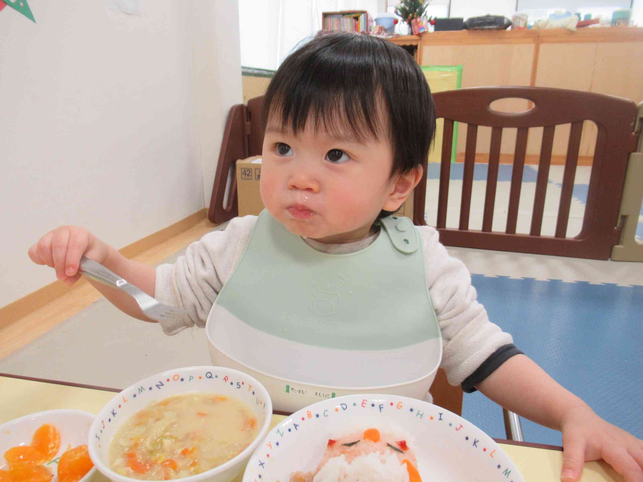 「美味しいね」いつもと違った給食を、ゆっくりと味わって食べていました。