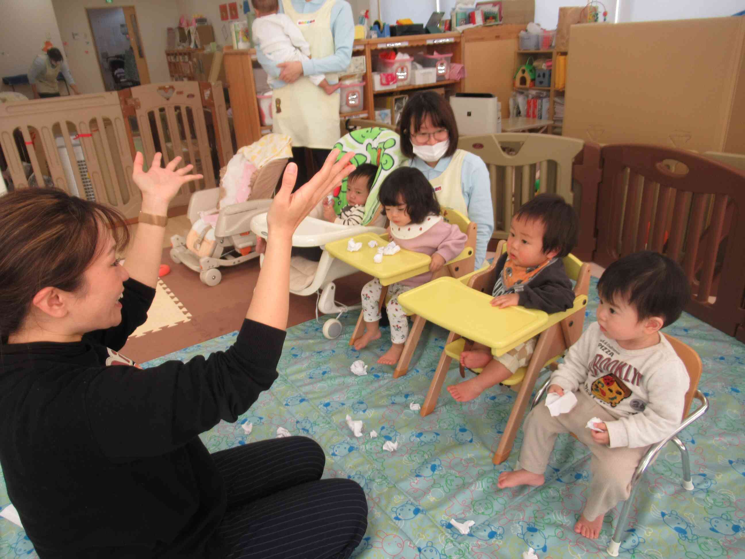 紙で作った雪を先生が、上にまいてくれました。本物の雪みたいですね。