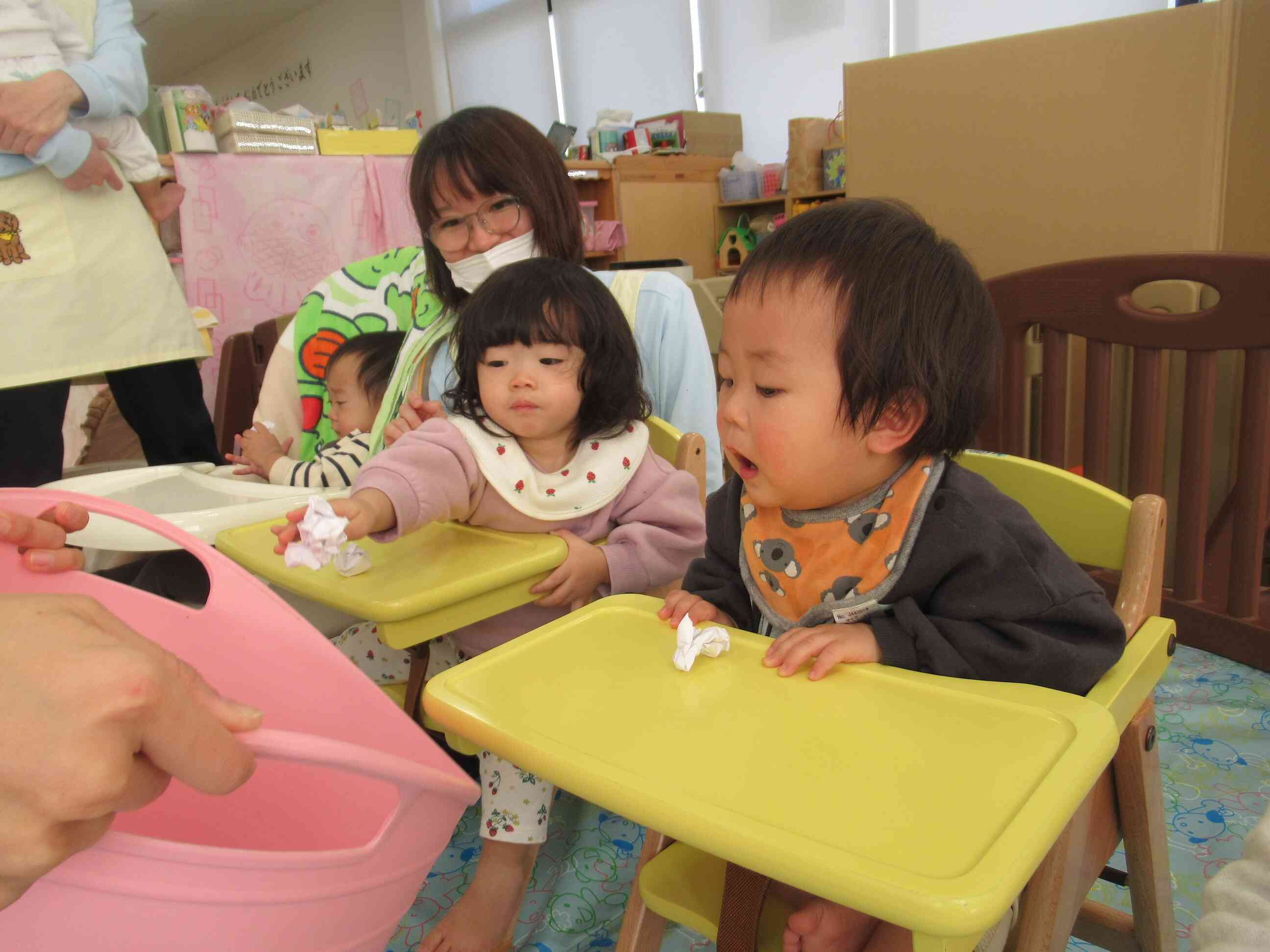 遊んだ雪は、カゴの中に戻します。いっぱいあるね！