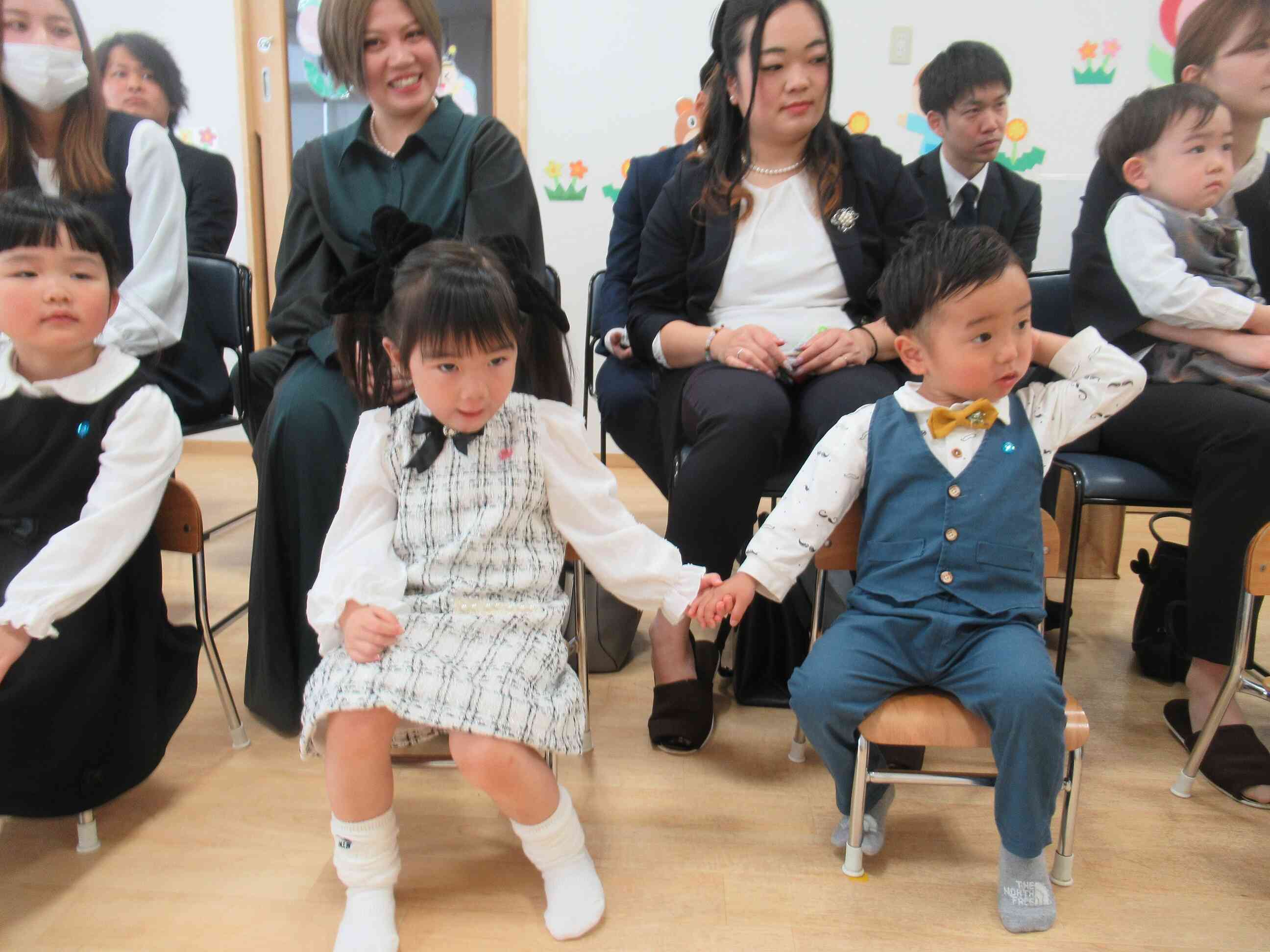 椅子に座っていても仲良しです。