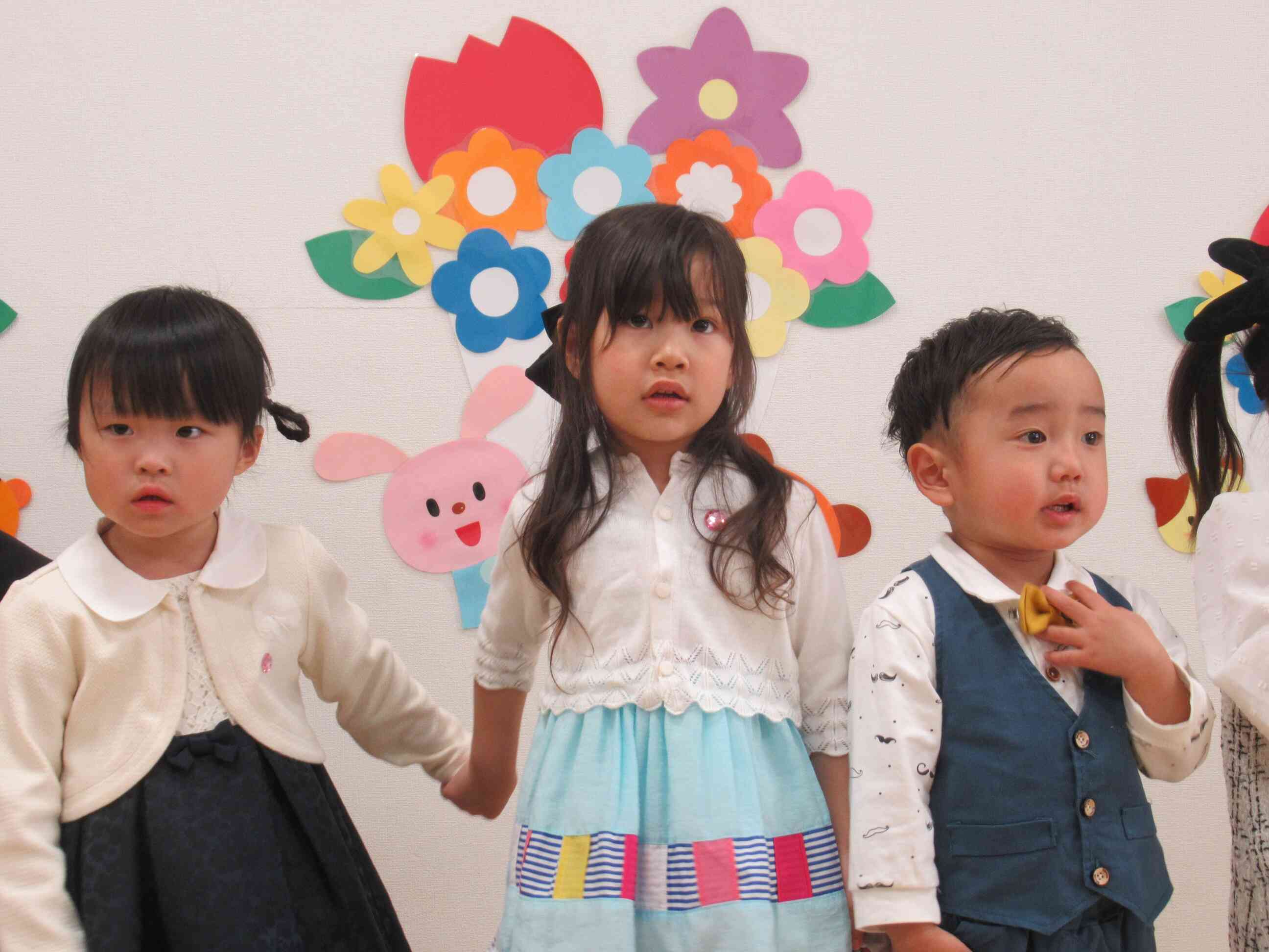 手をつないで歌いました。