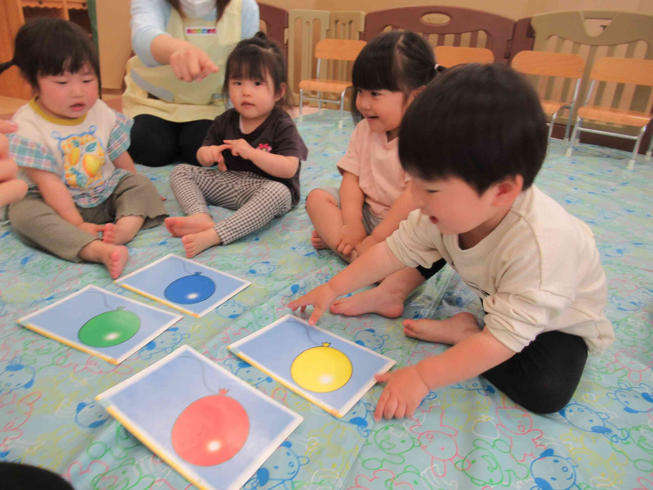 色のカードを当ててね