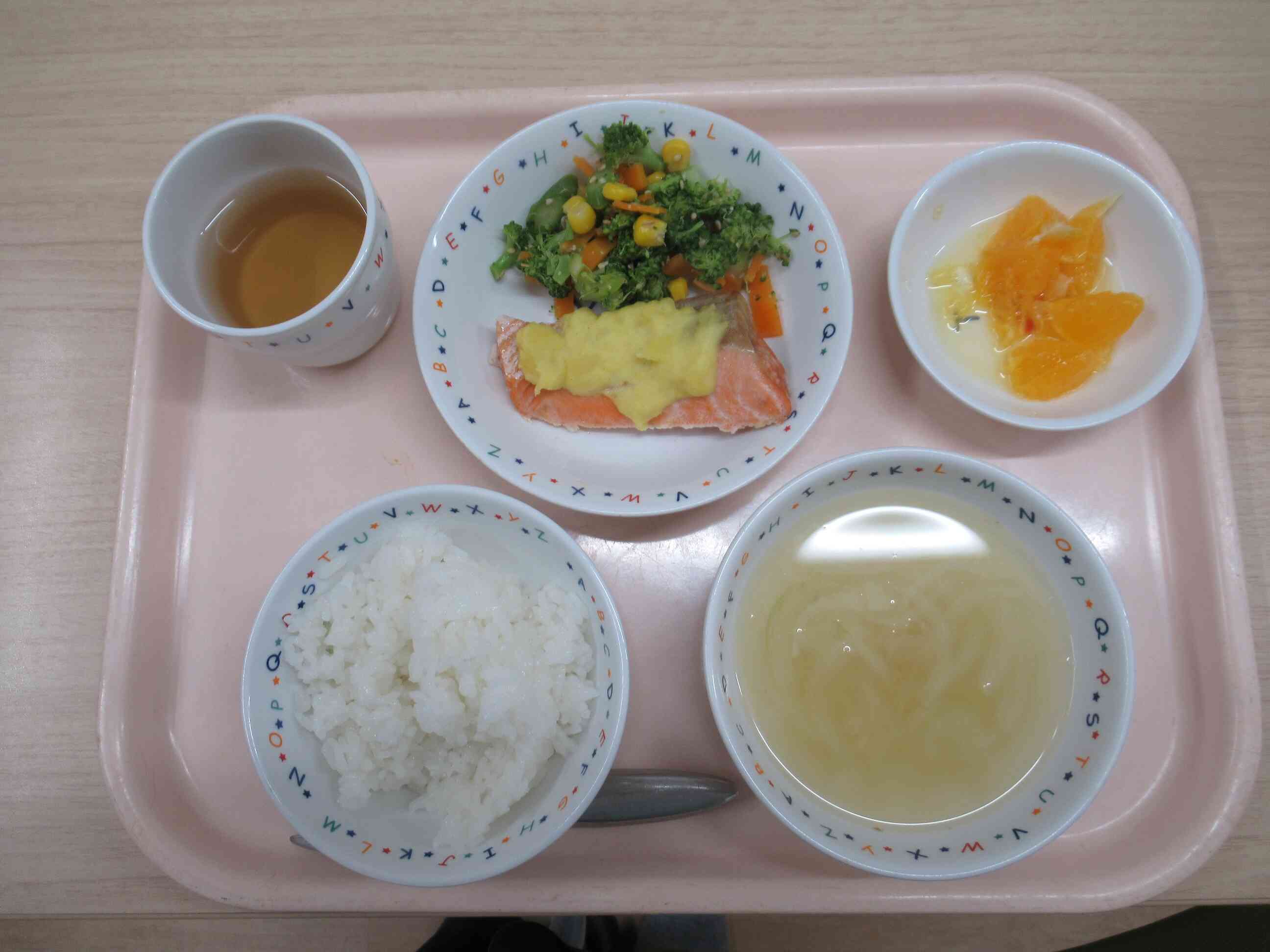 「おもいっきり給食」なので、さけをムニエル風にするため、「さつまいも・マヨネーズ・出汁」を混ぜて、お魚にかけて焼いています。