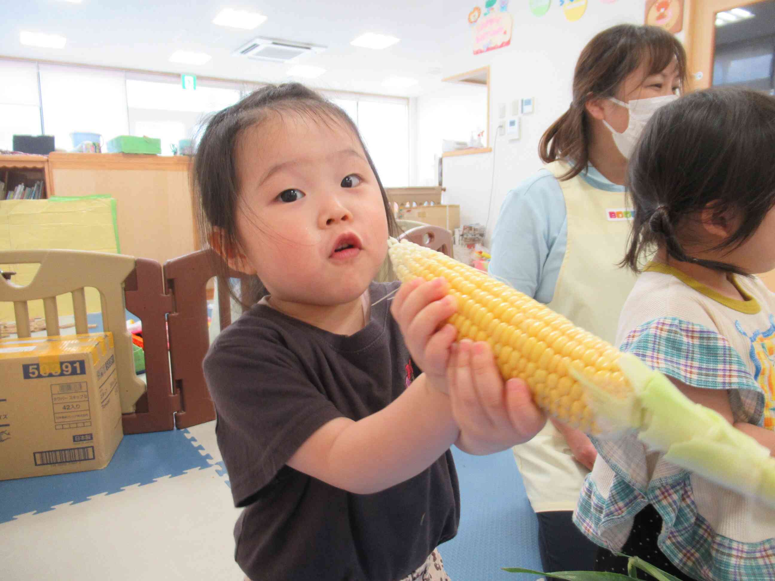 こうやって食べるのかな？