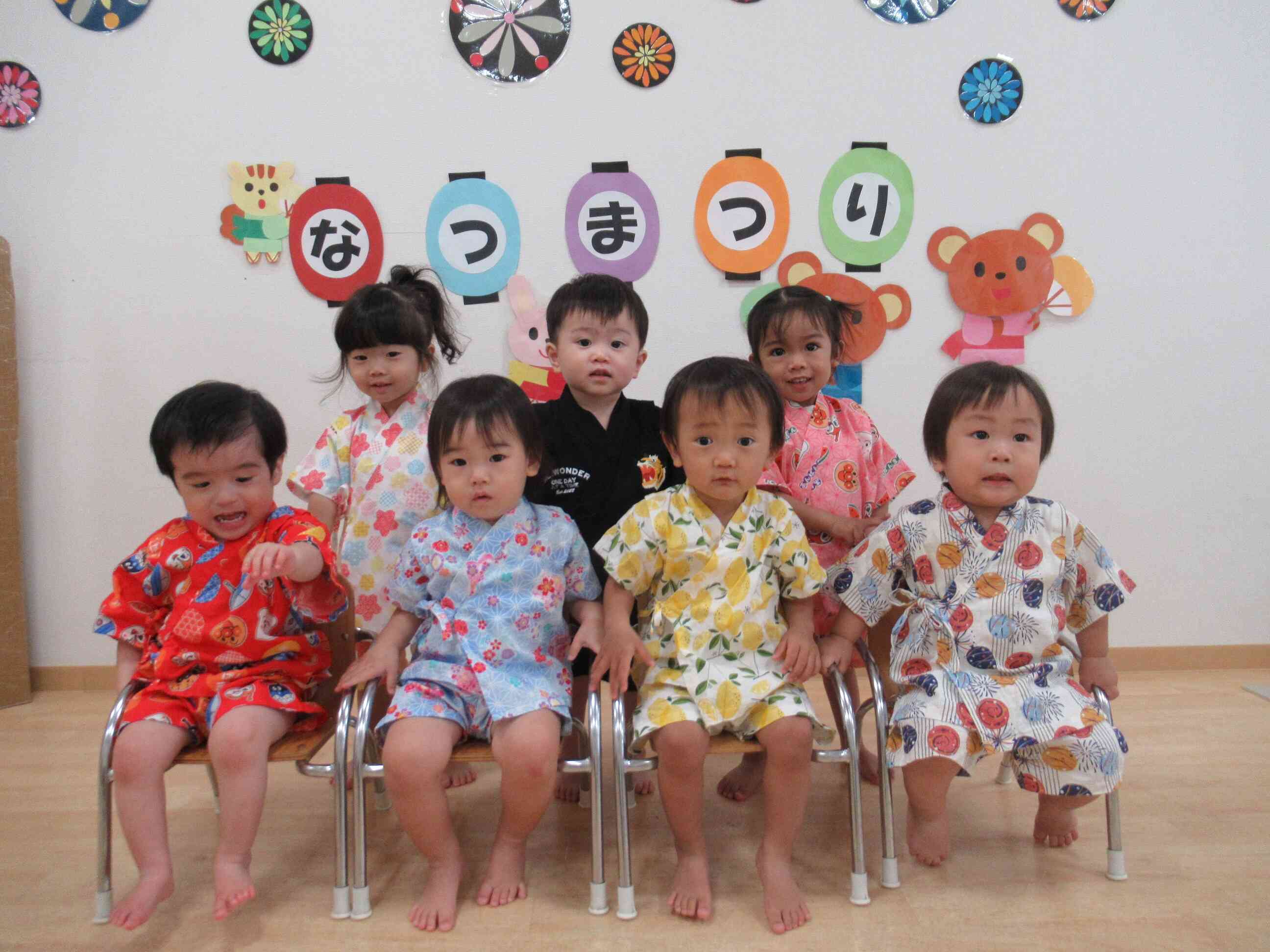 ８月に夏まつりをしました。１歳児クラスのお友達です。甚兵衛を着て、お祭りを楽しみました。