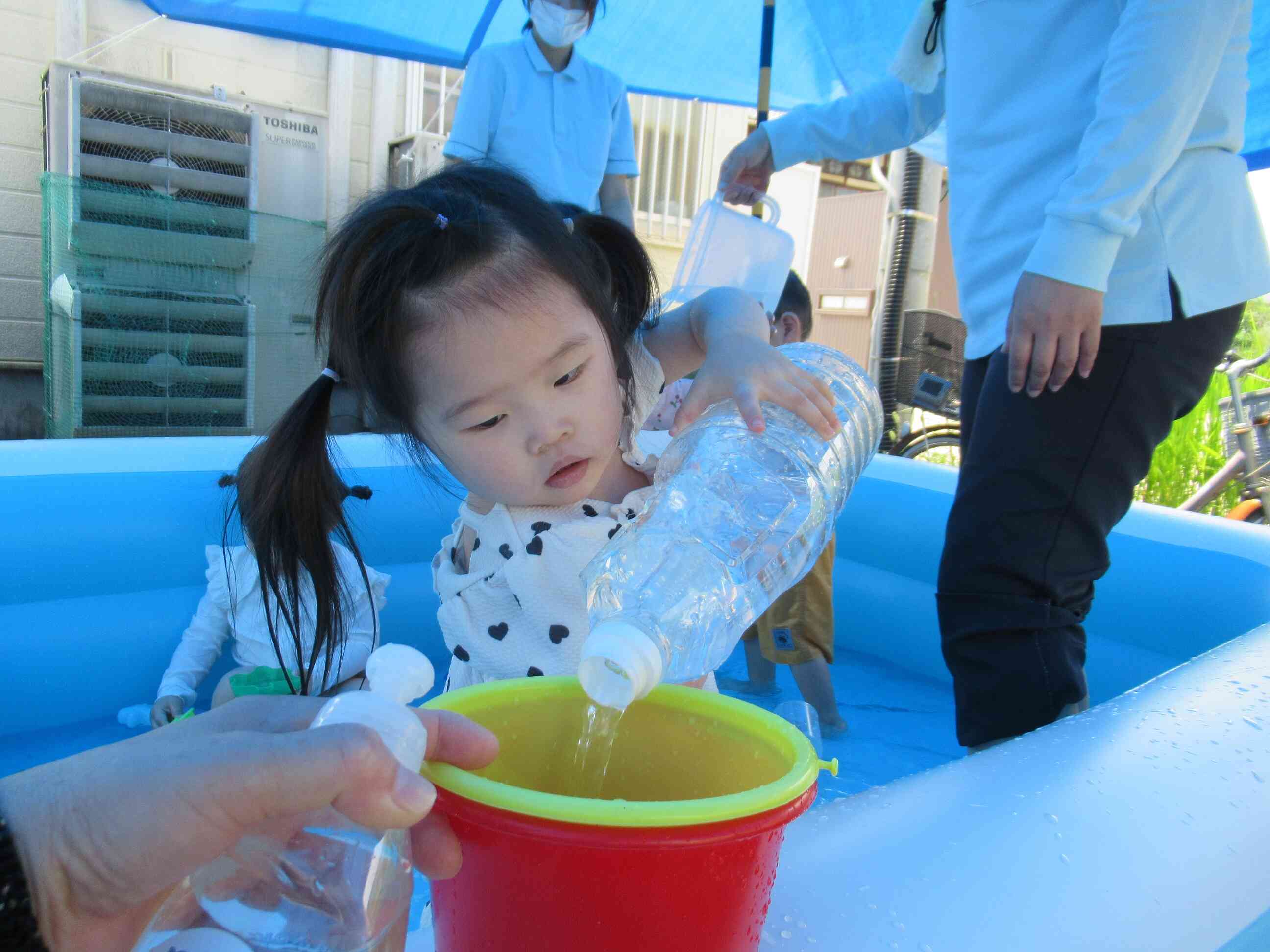 バケツにお水入れています