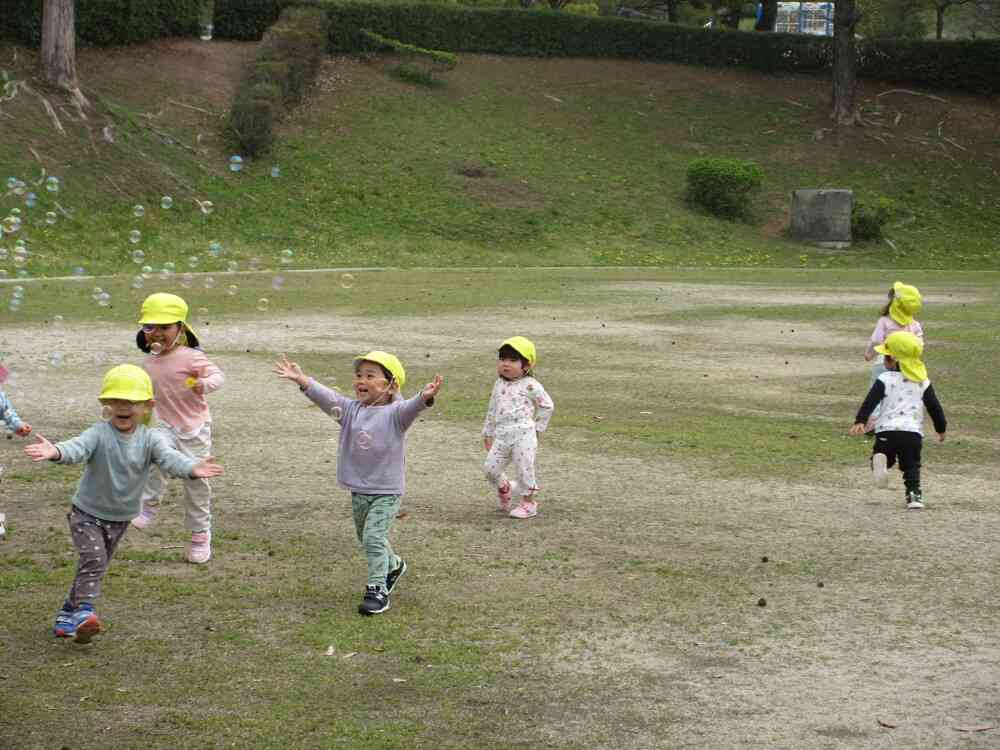 たくさん走るよー！シャボン玉、まてまて～！