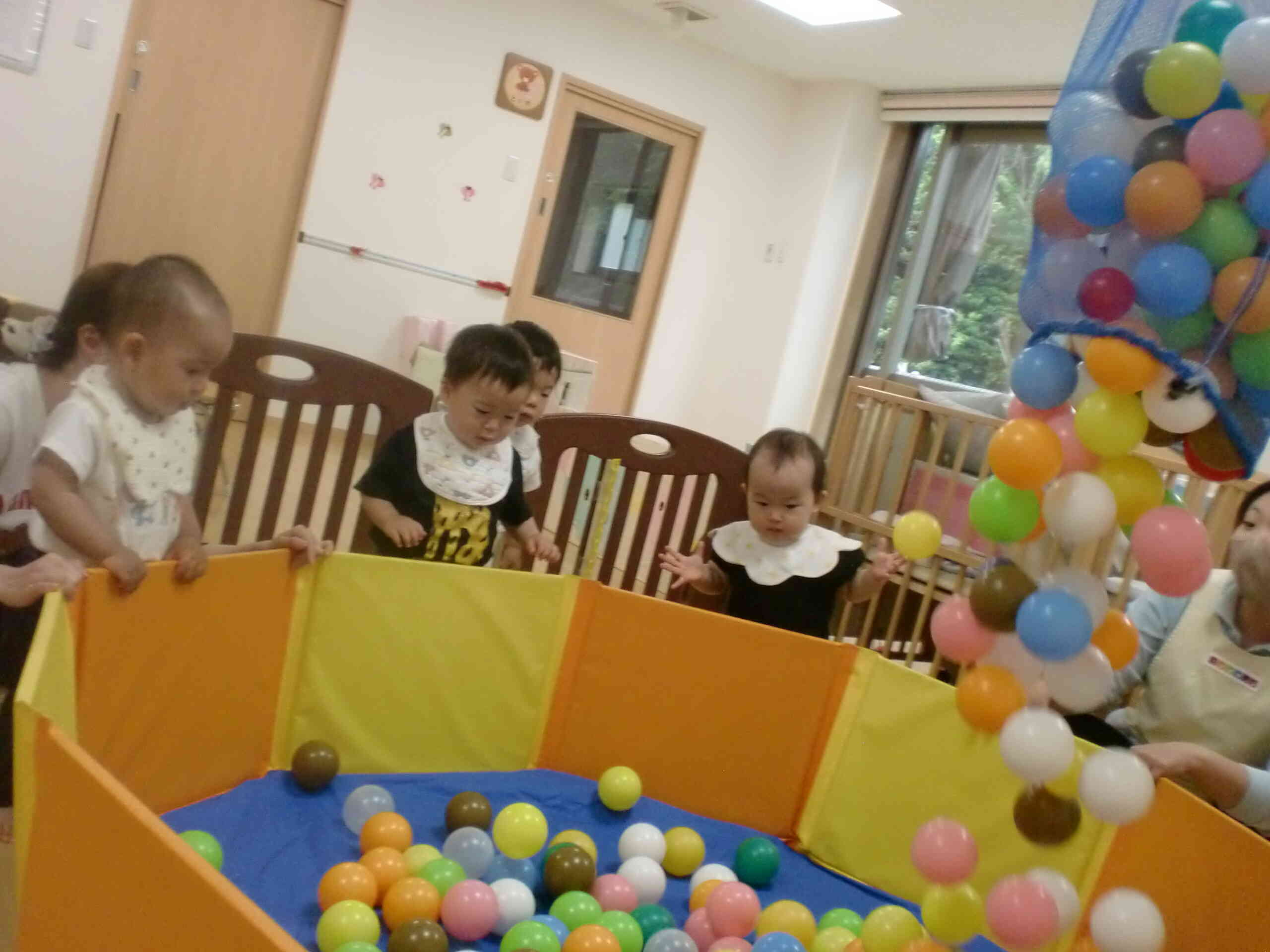 ボールプールで遊んだよ♪（０歳児）