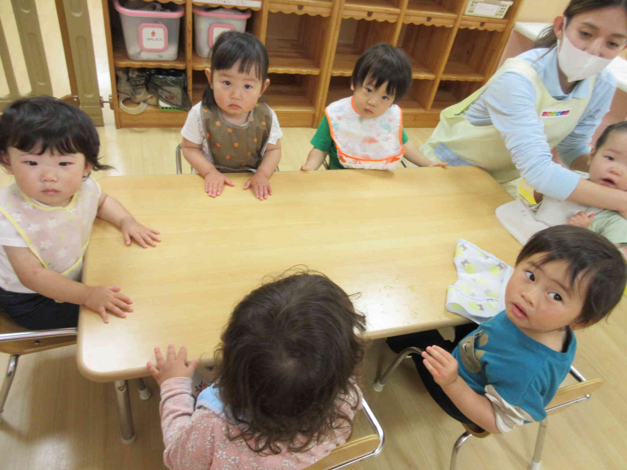 エプロンを付けて準備Oｋ！今日の給食は何かな？