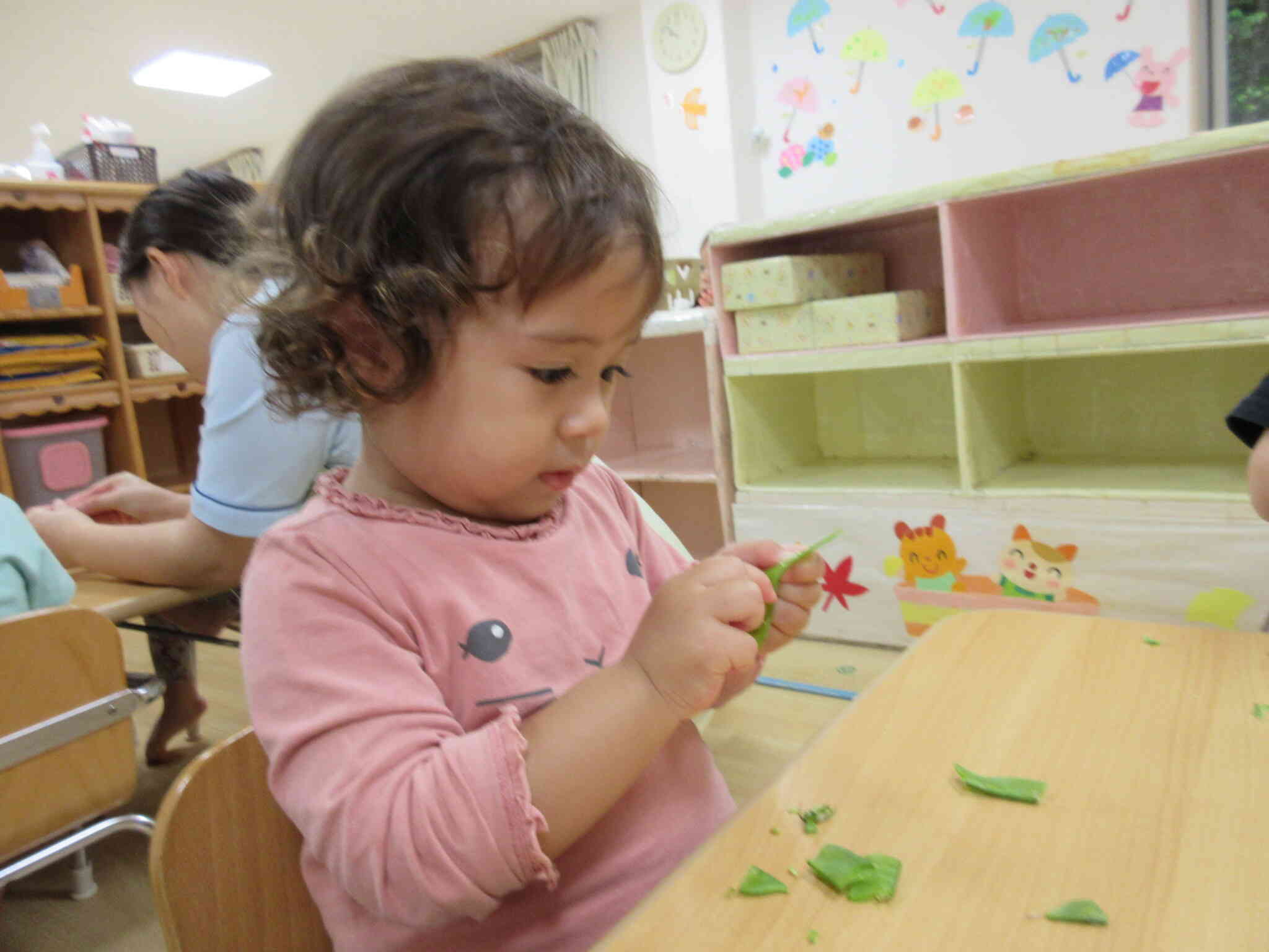 さやえんどうに触れよう！（1歳児）