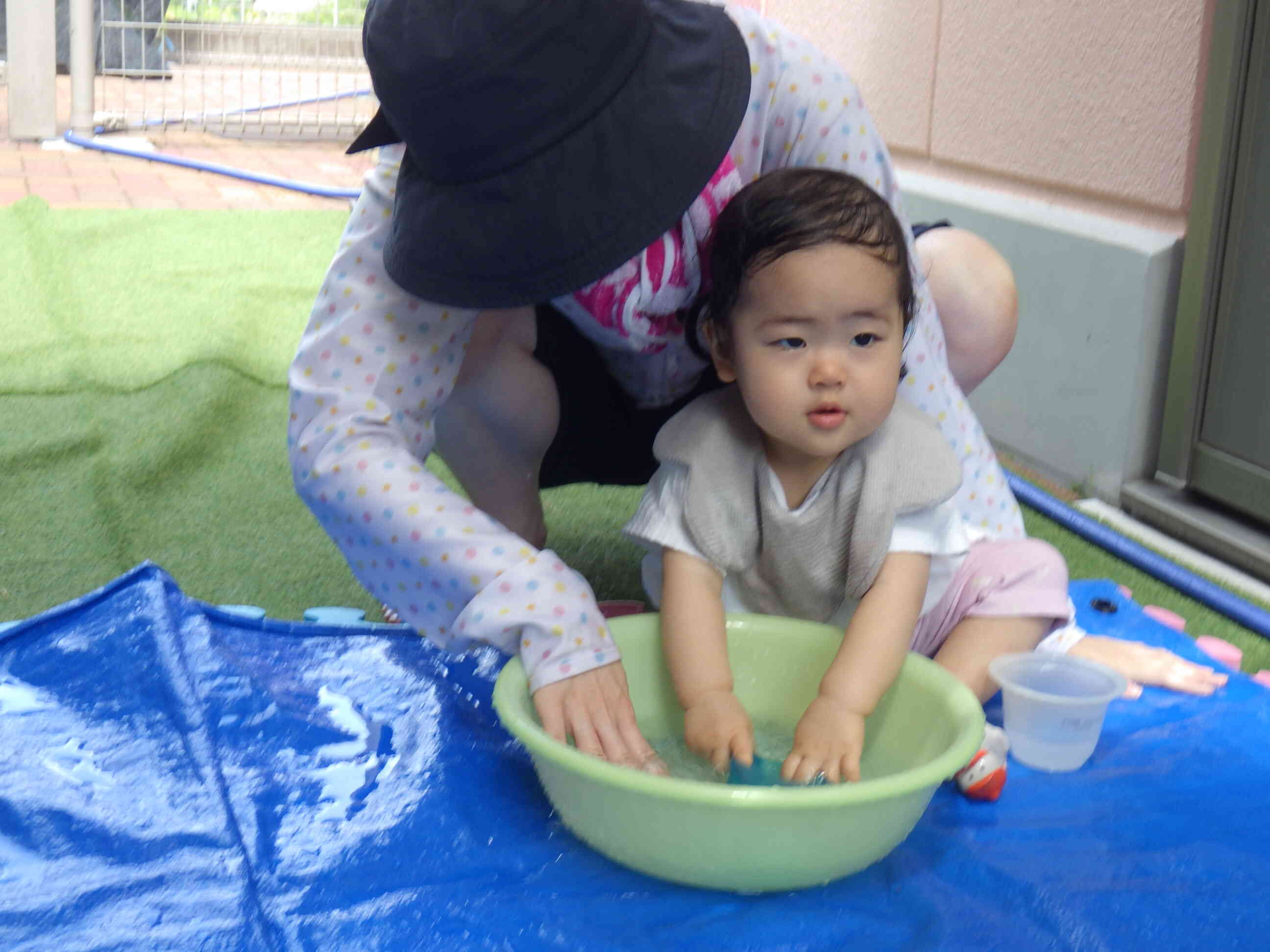 湯水遊びが始まりました！（０歳児）
