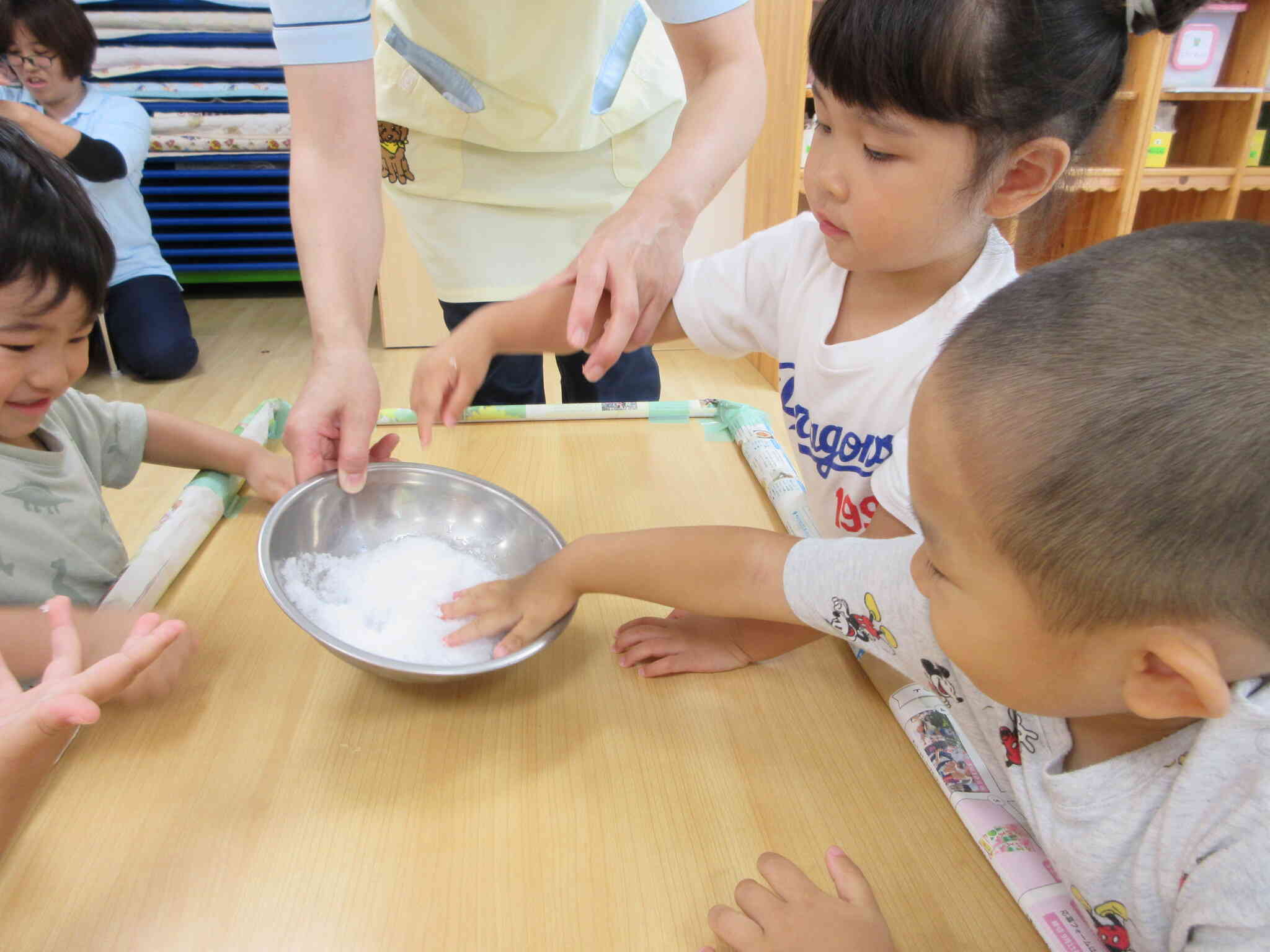 氷遊びをしたよ♪（２歳児）